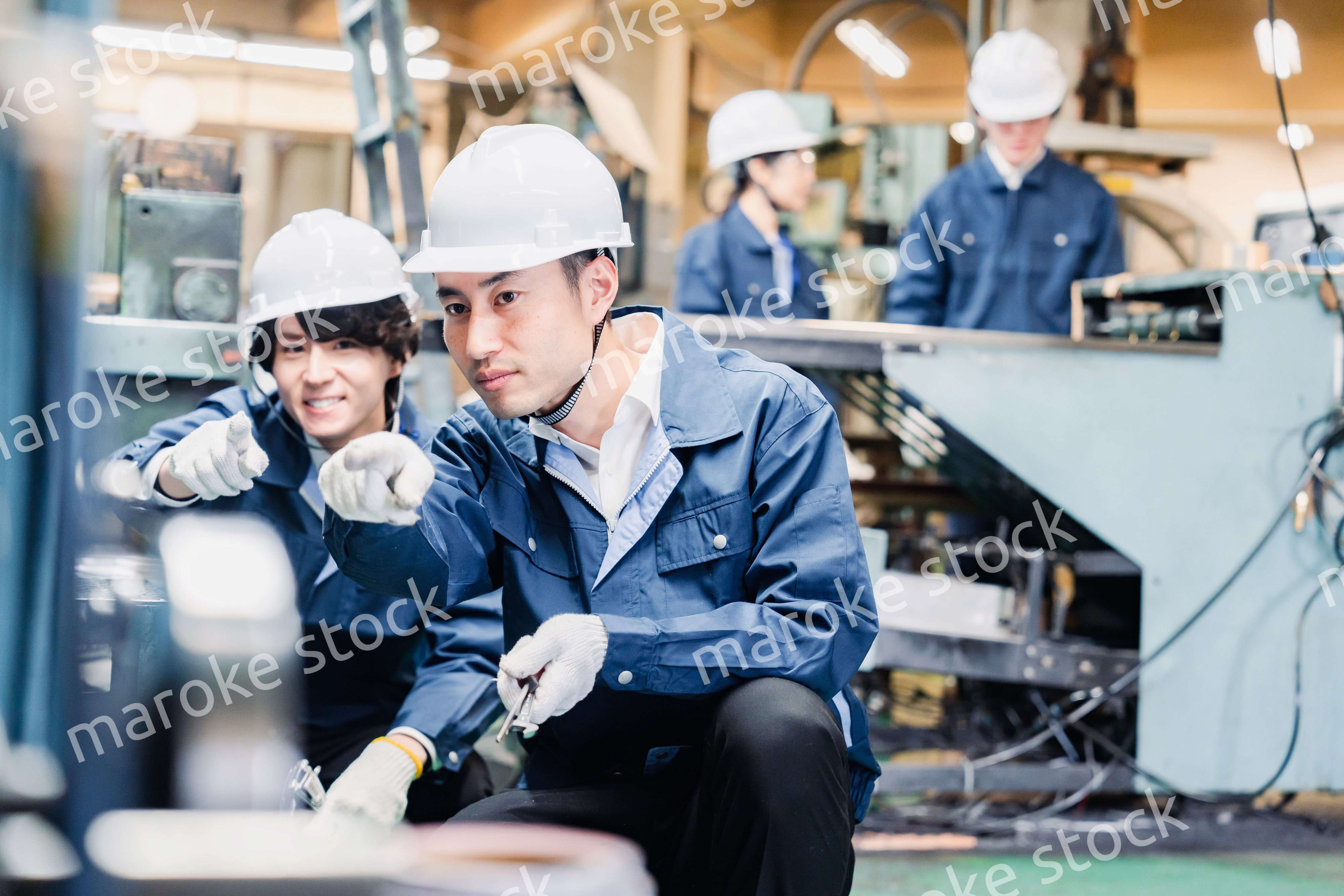 指差しで安全確認をする工場労働者