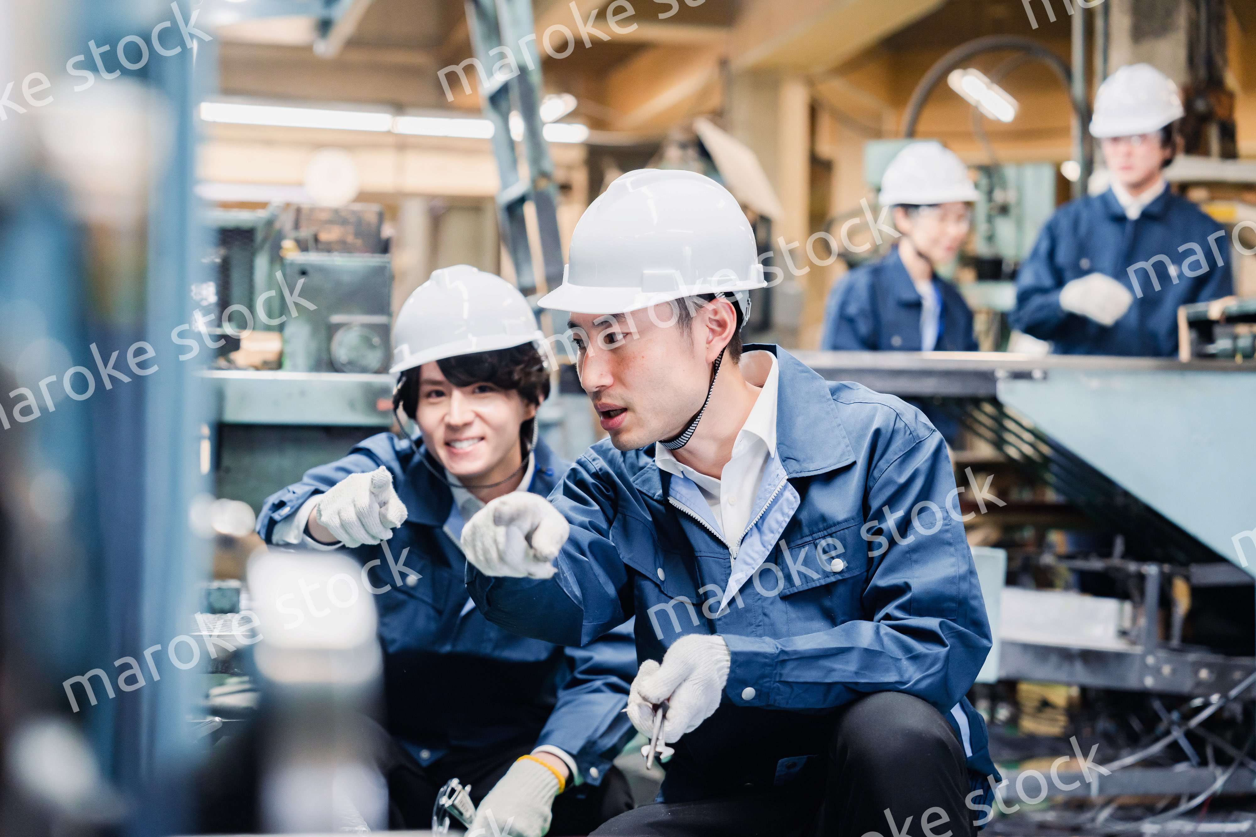 指差しで安全確認をする工場労働者