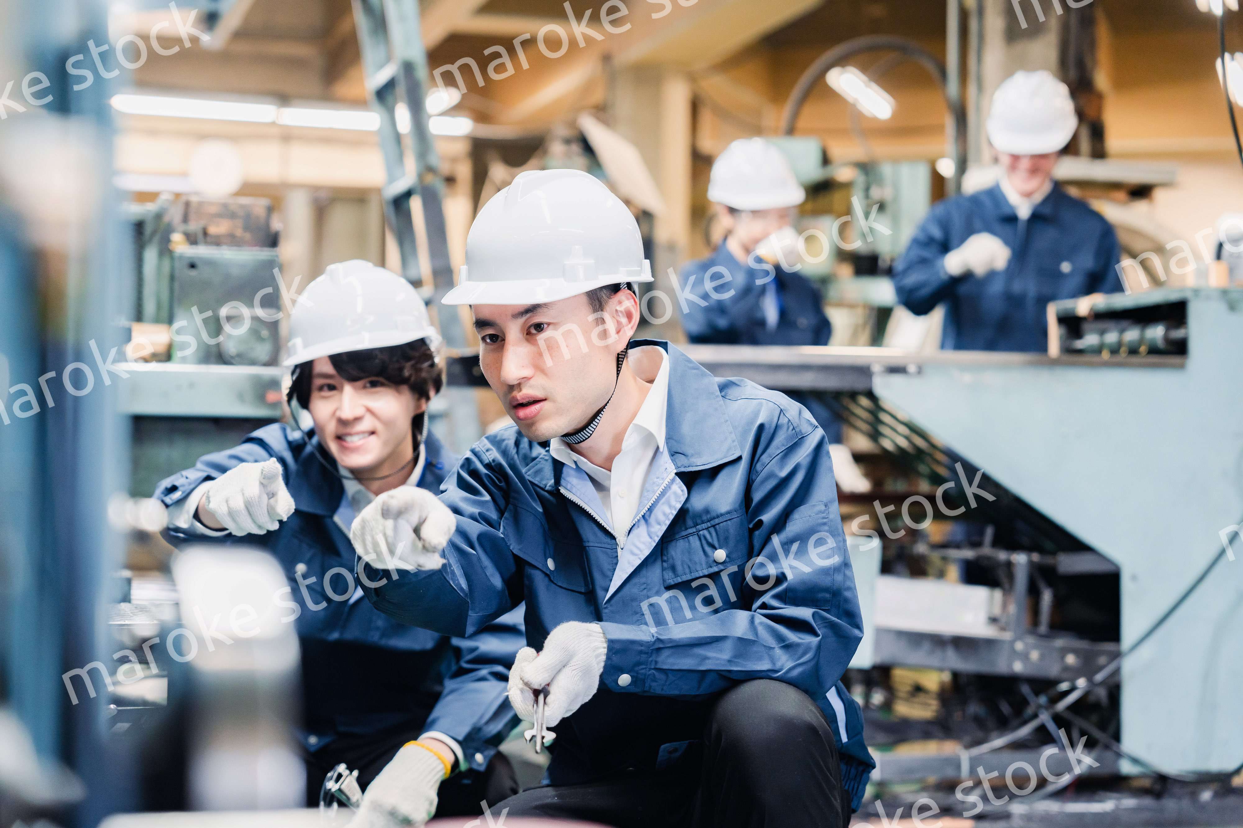 指差しで安全確認をする工場労働者