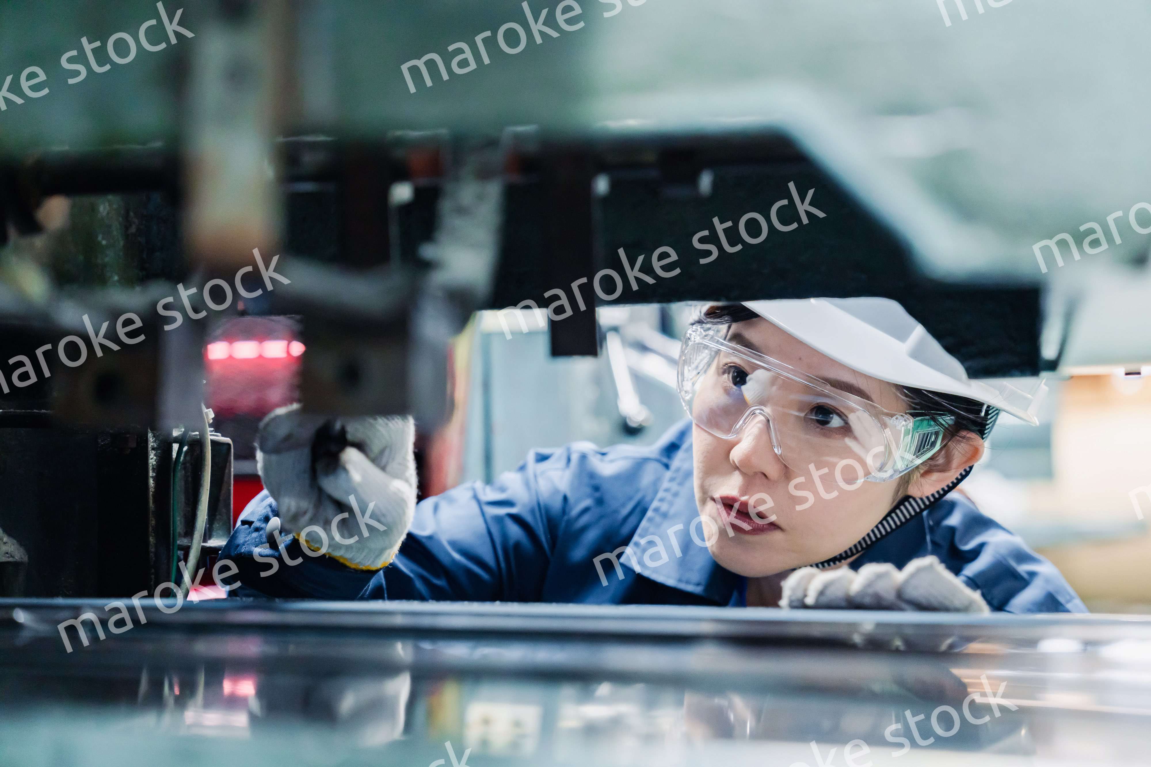 機械の保守点検をする女性技術者