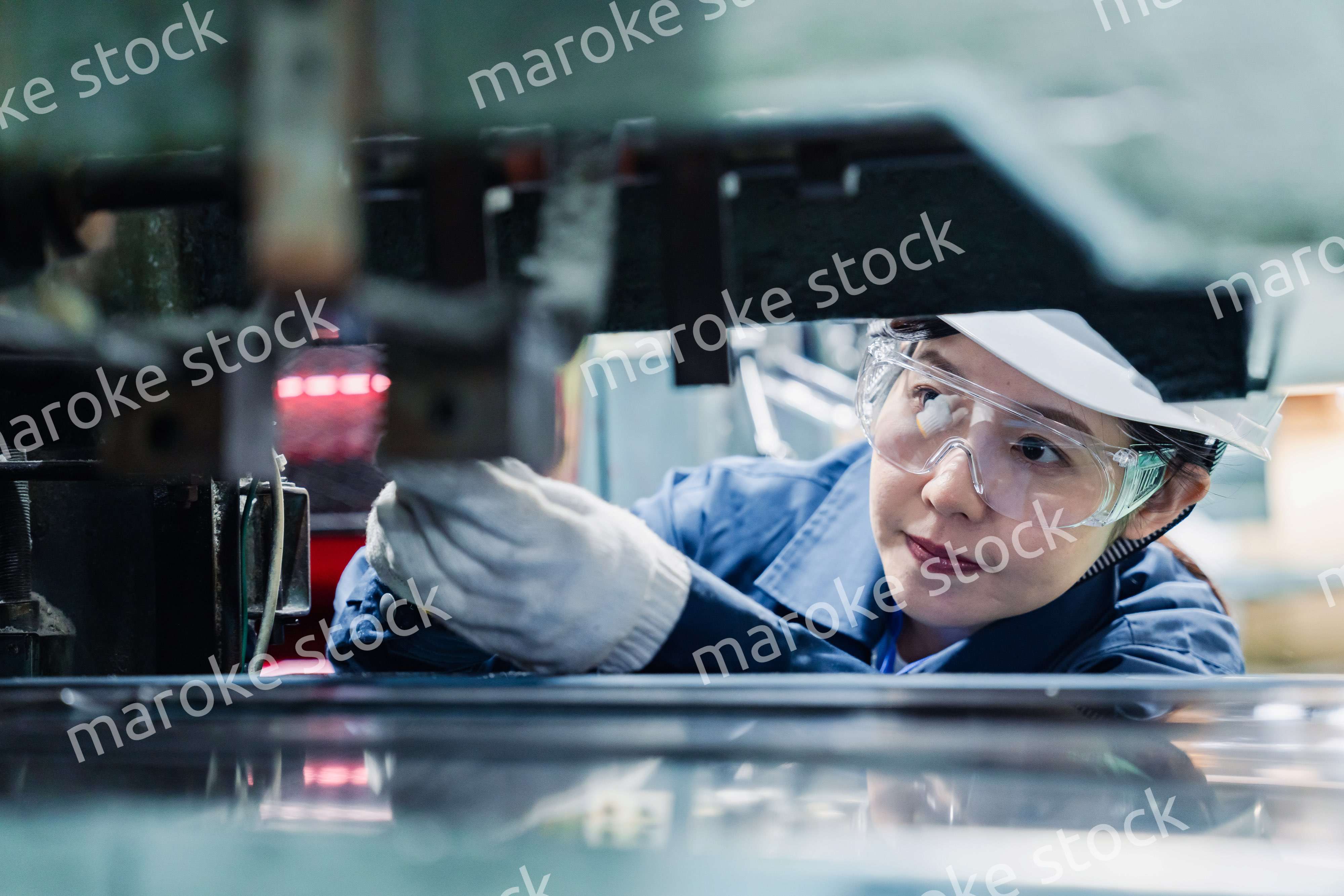 機械の保守点検をする女性技術者