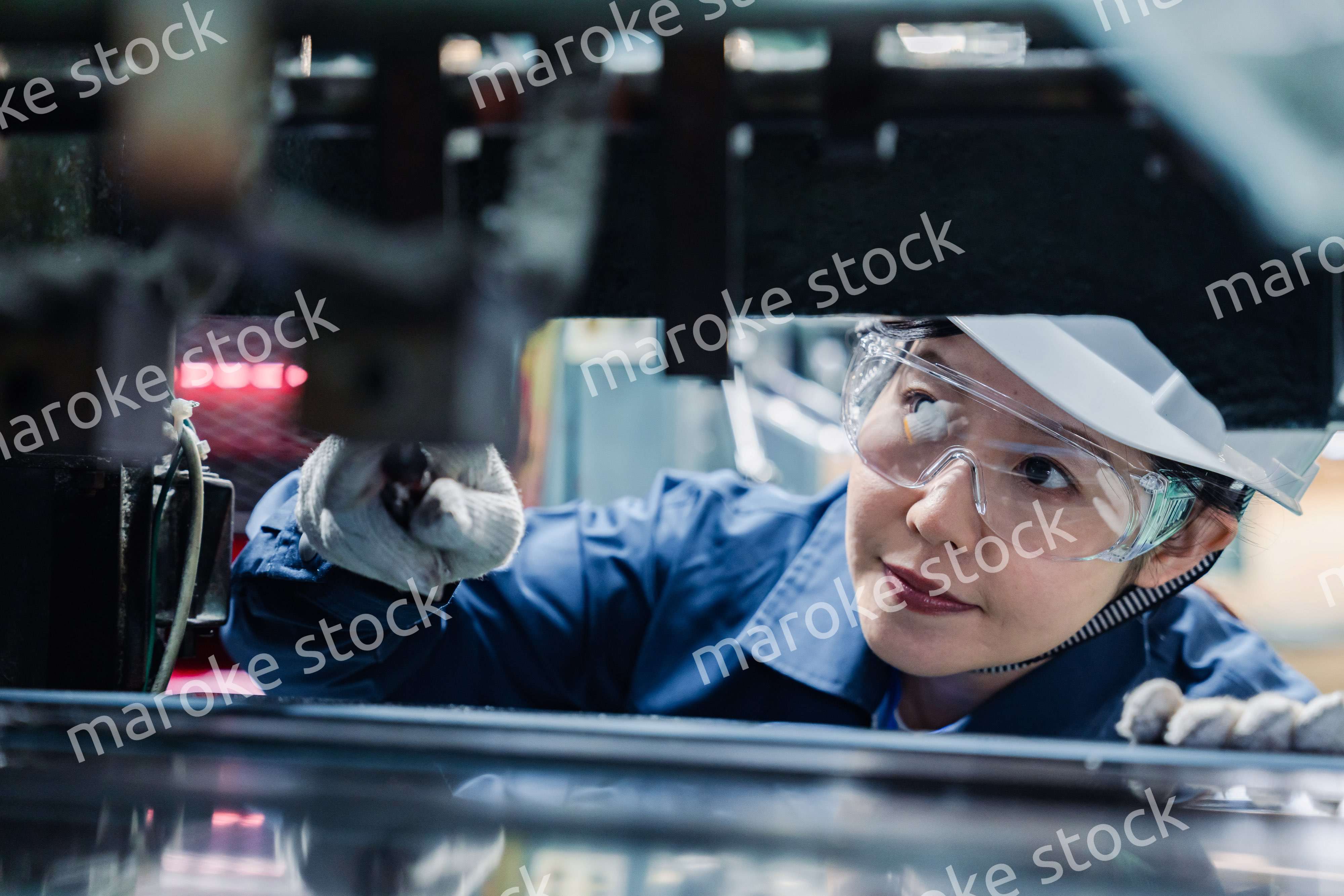 機械の保守点検をする女性技術者