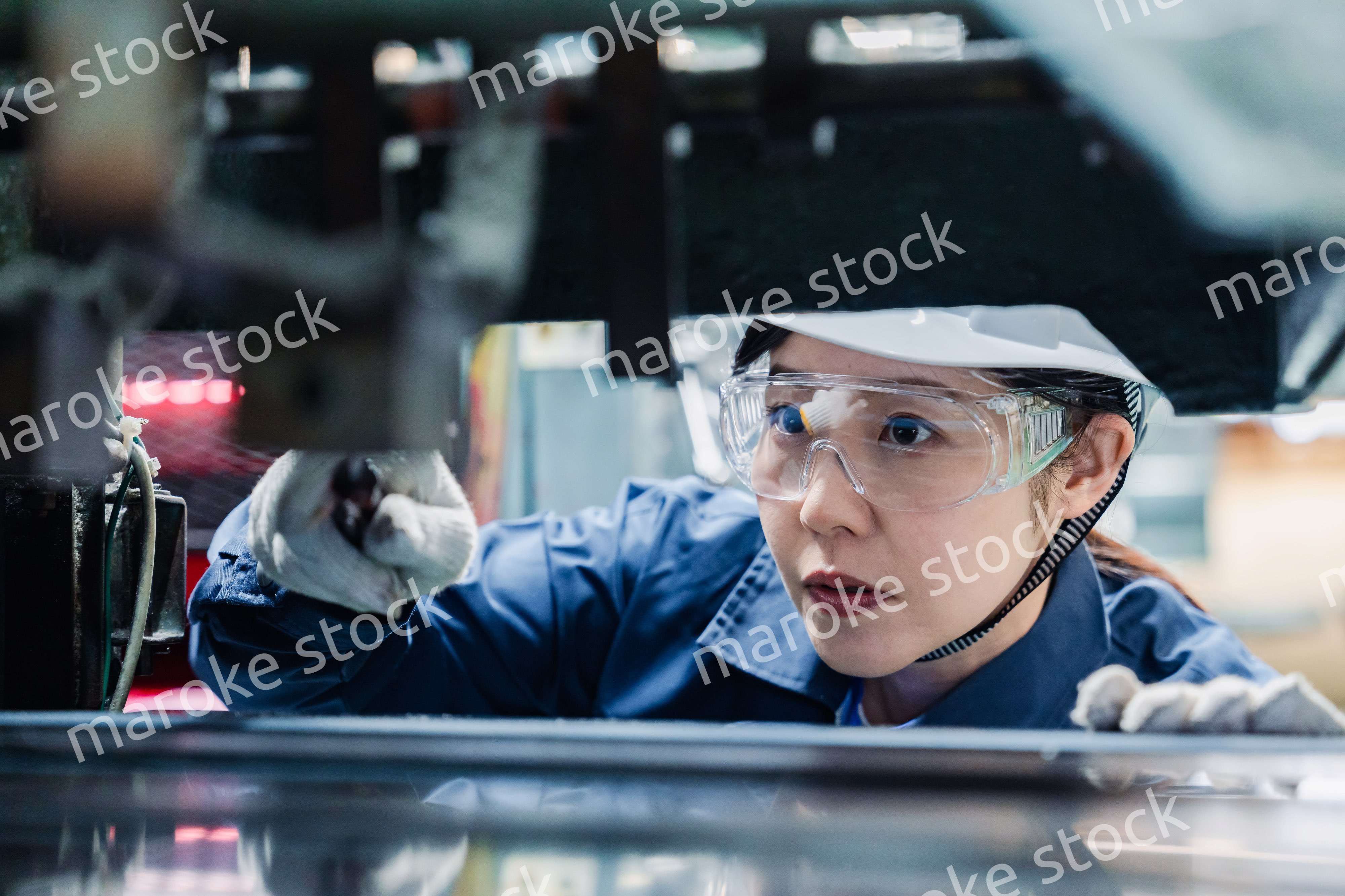 機械の保守点検をする女性技術者