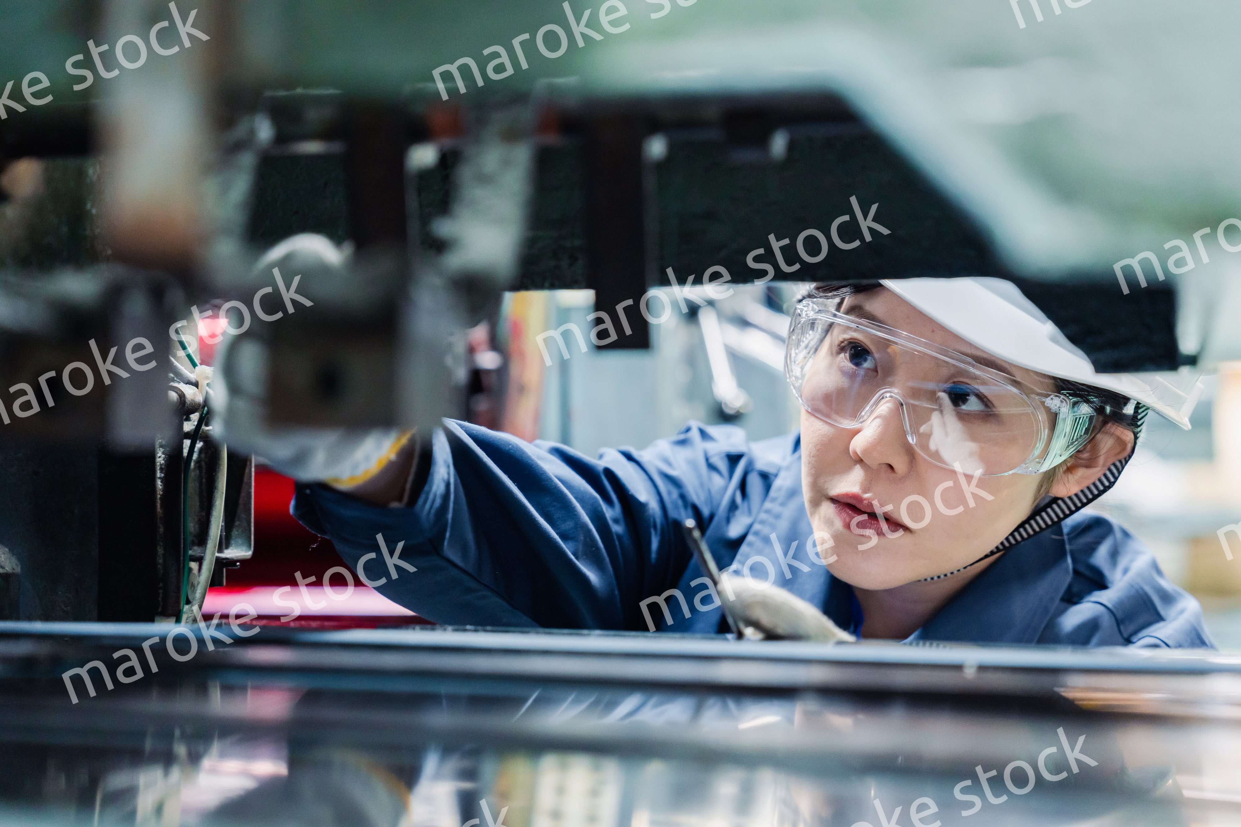 機械の保守点検をする女性技術者