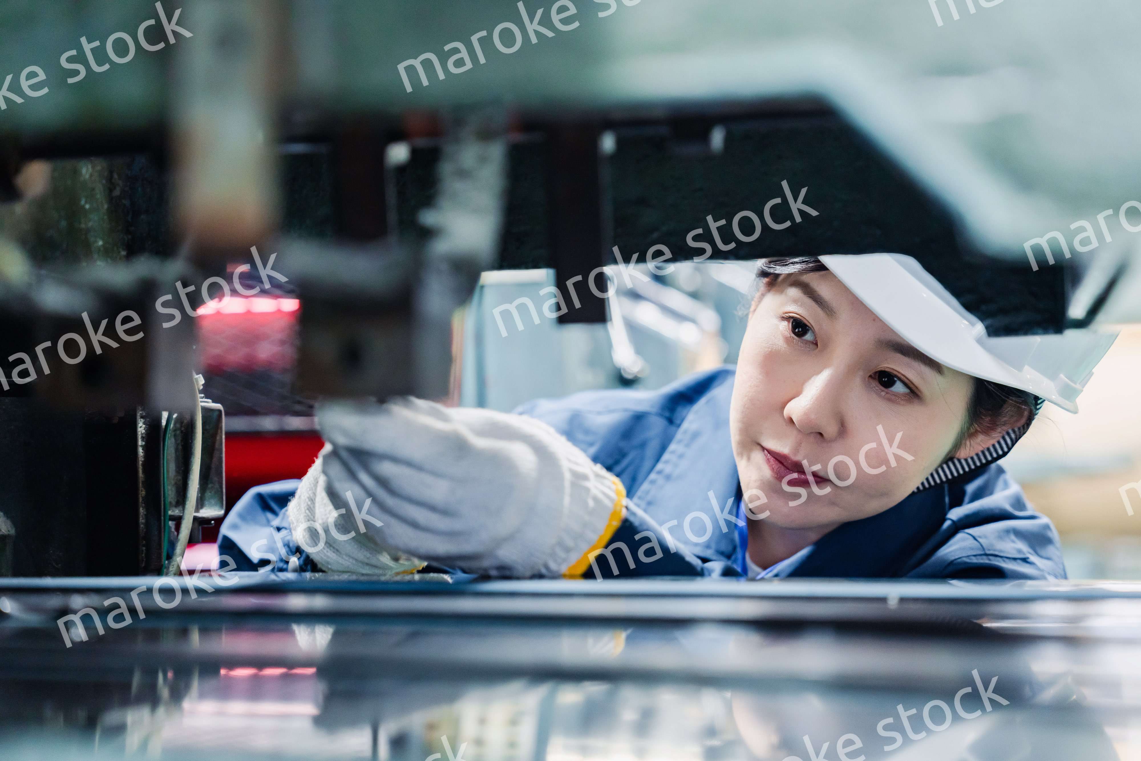 機械の保守点検をする女性技術者