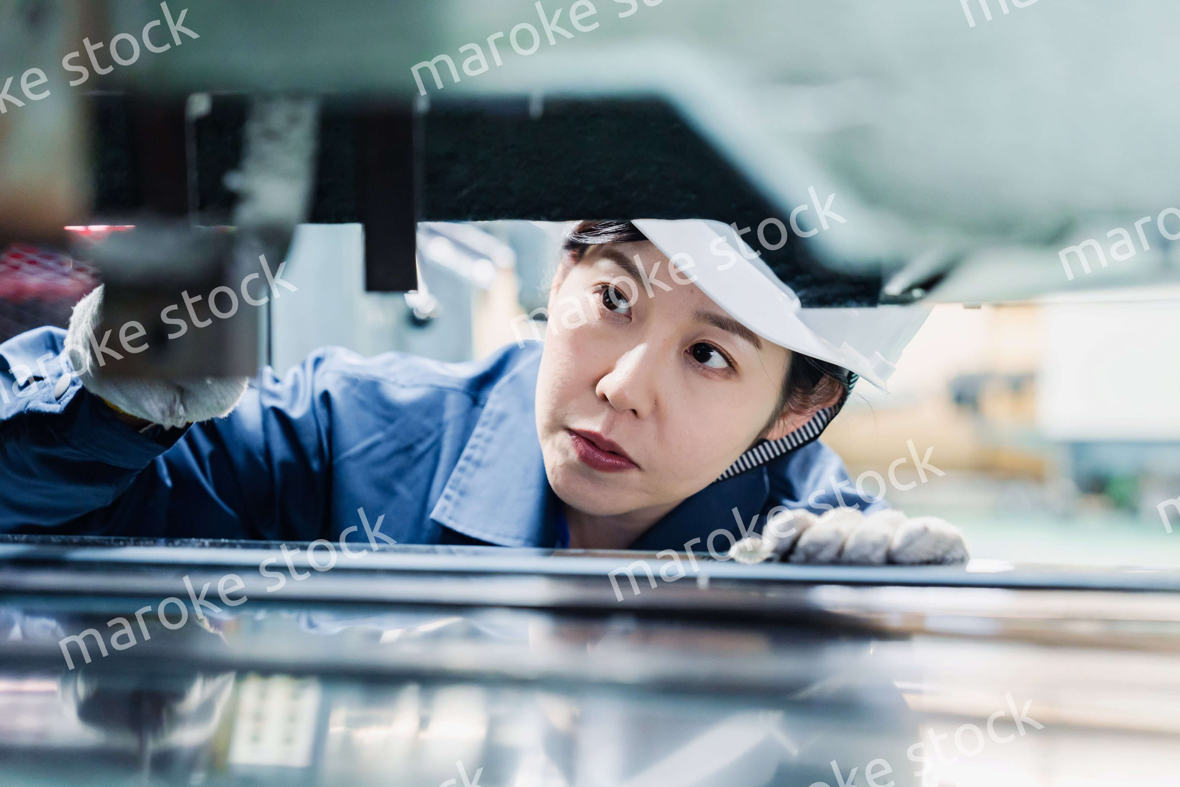 機械の保守点検をする女性技術者