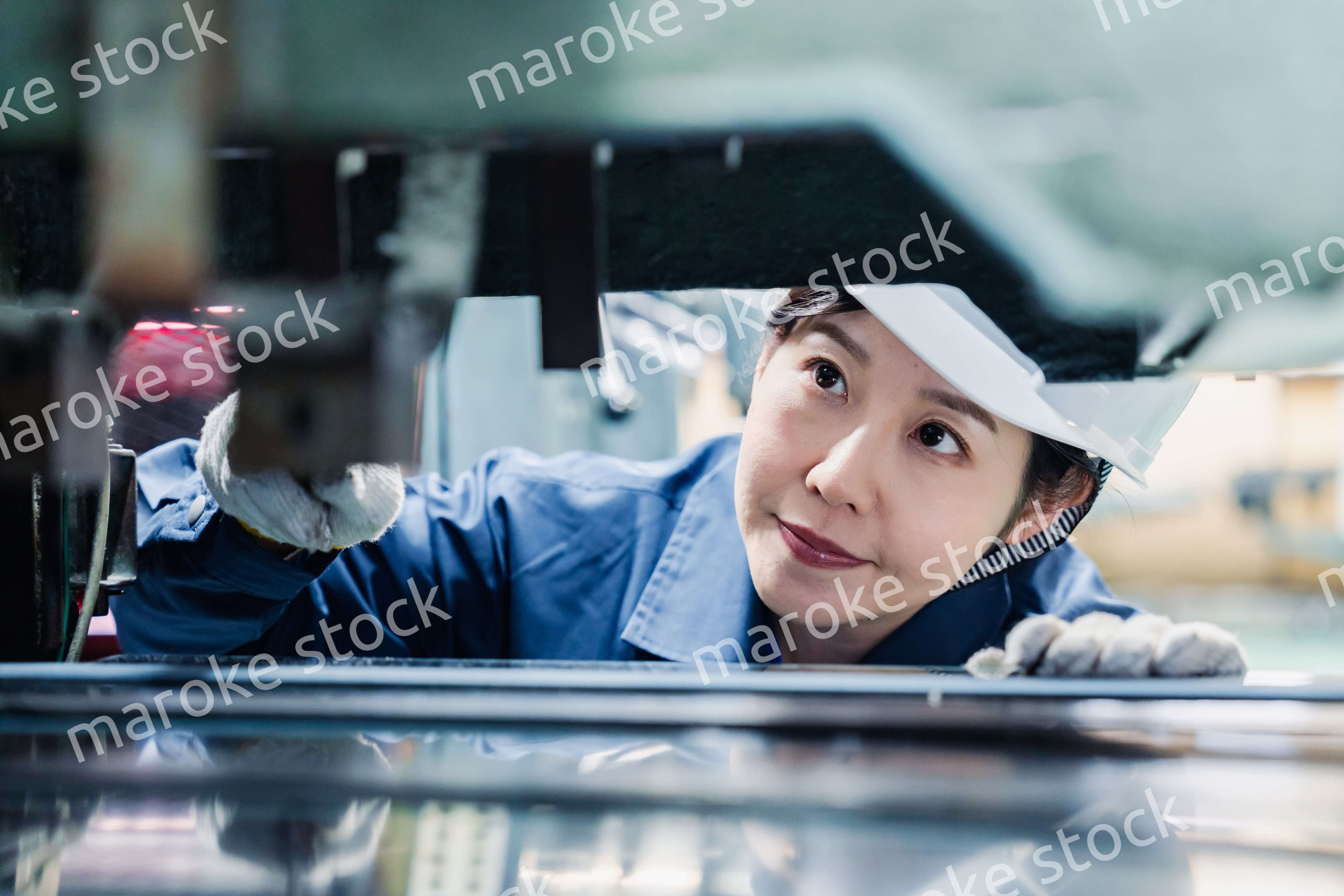 機械の保守点検をする女性技術者