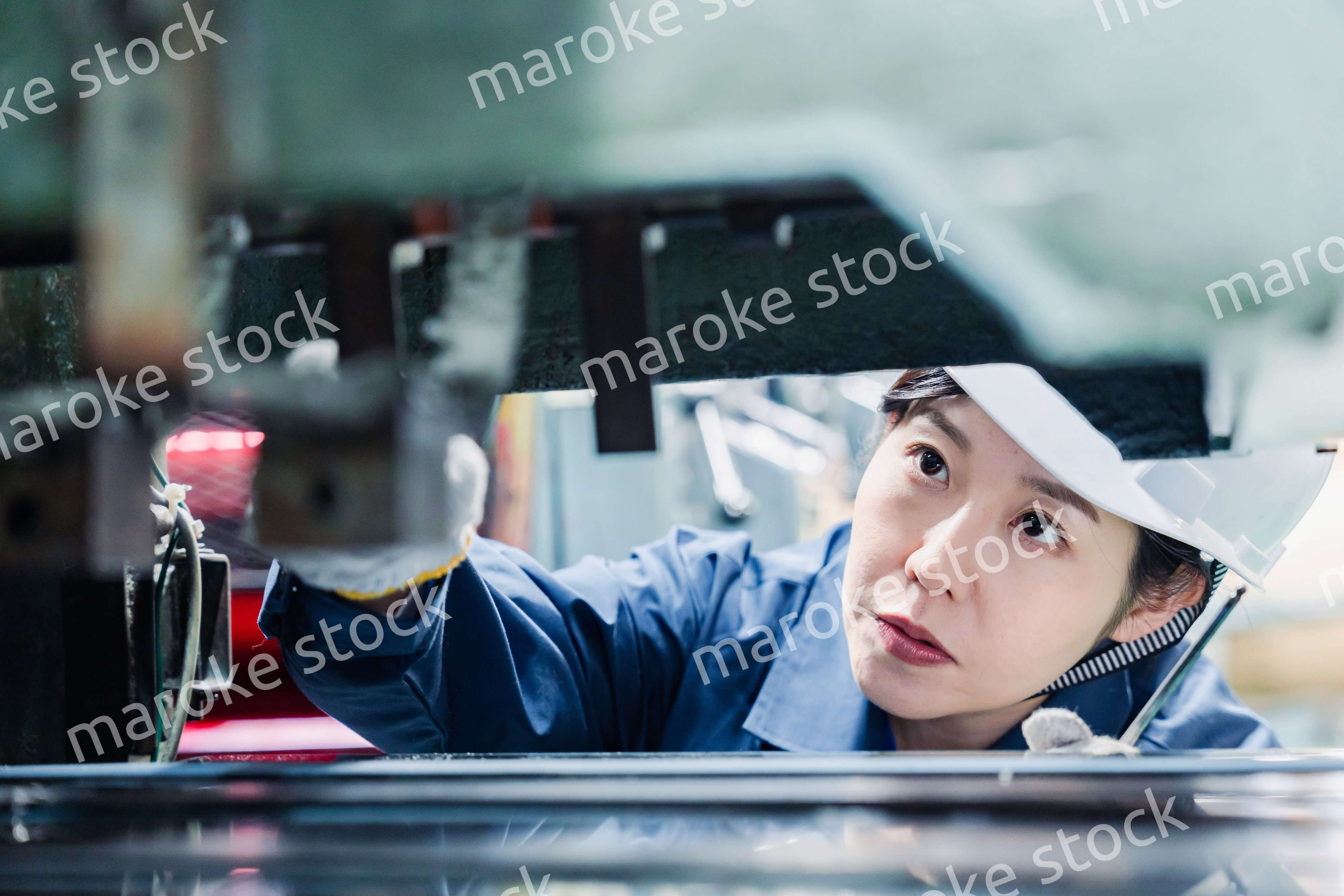 機械の保守点検をする女性技術者