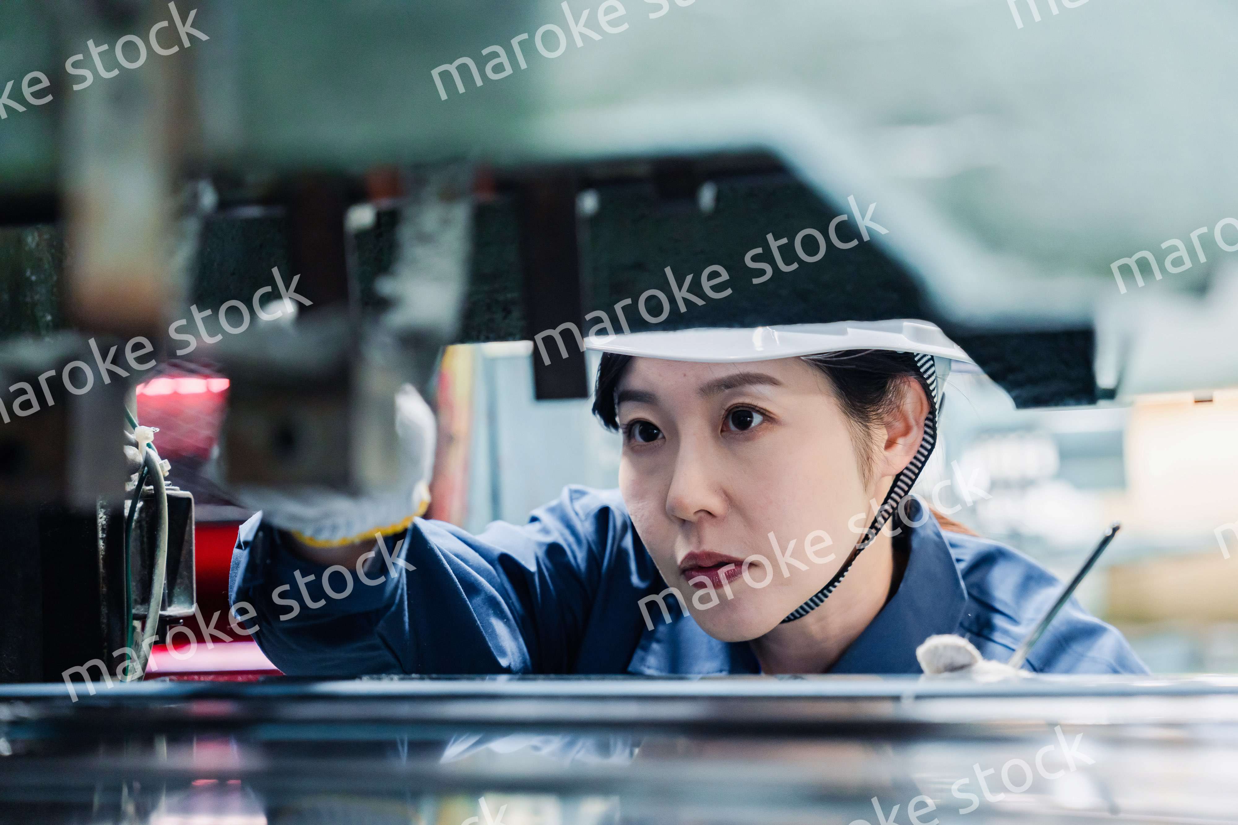 機械の保守点検をする女性技術者