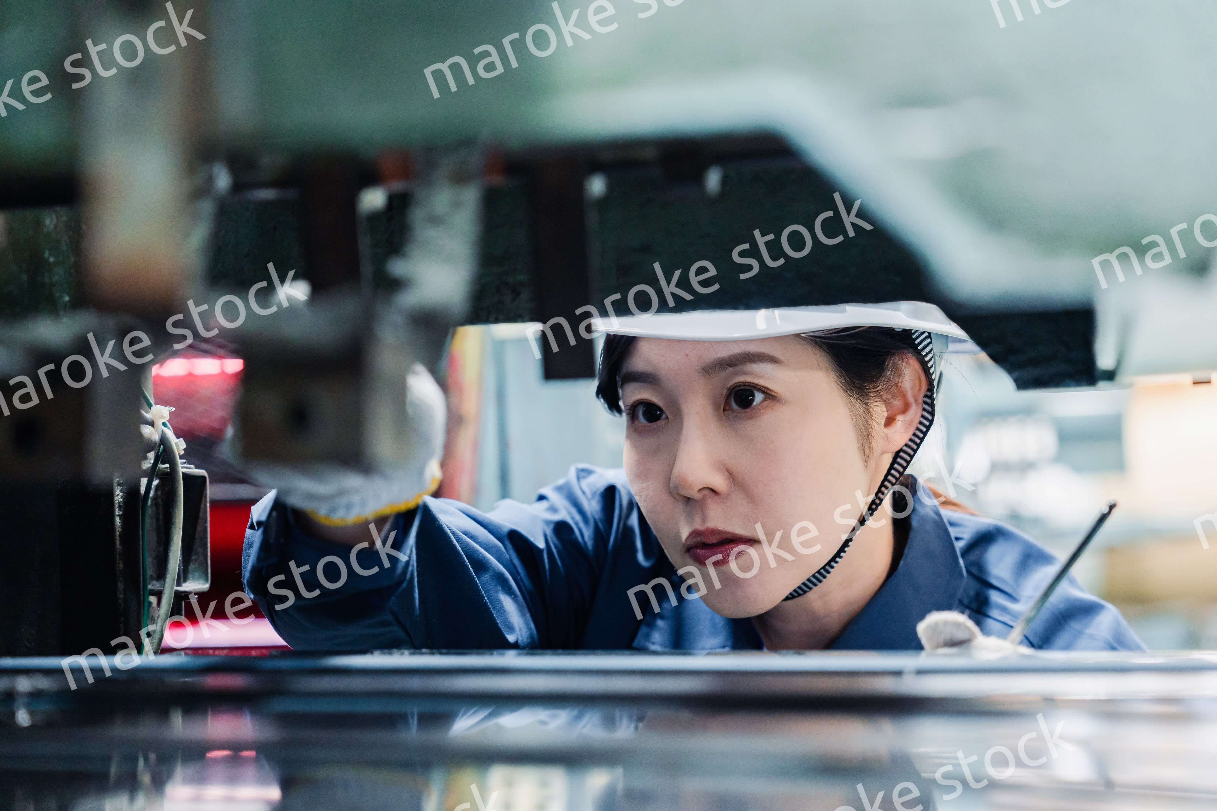 機械の保守点検をする女性技術者