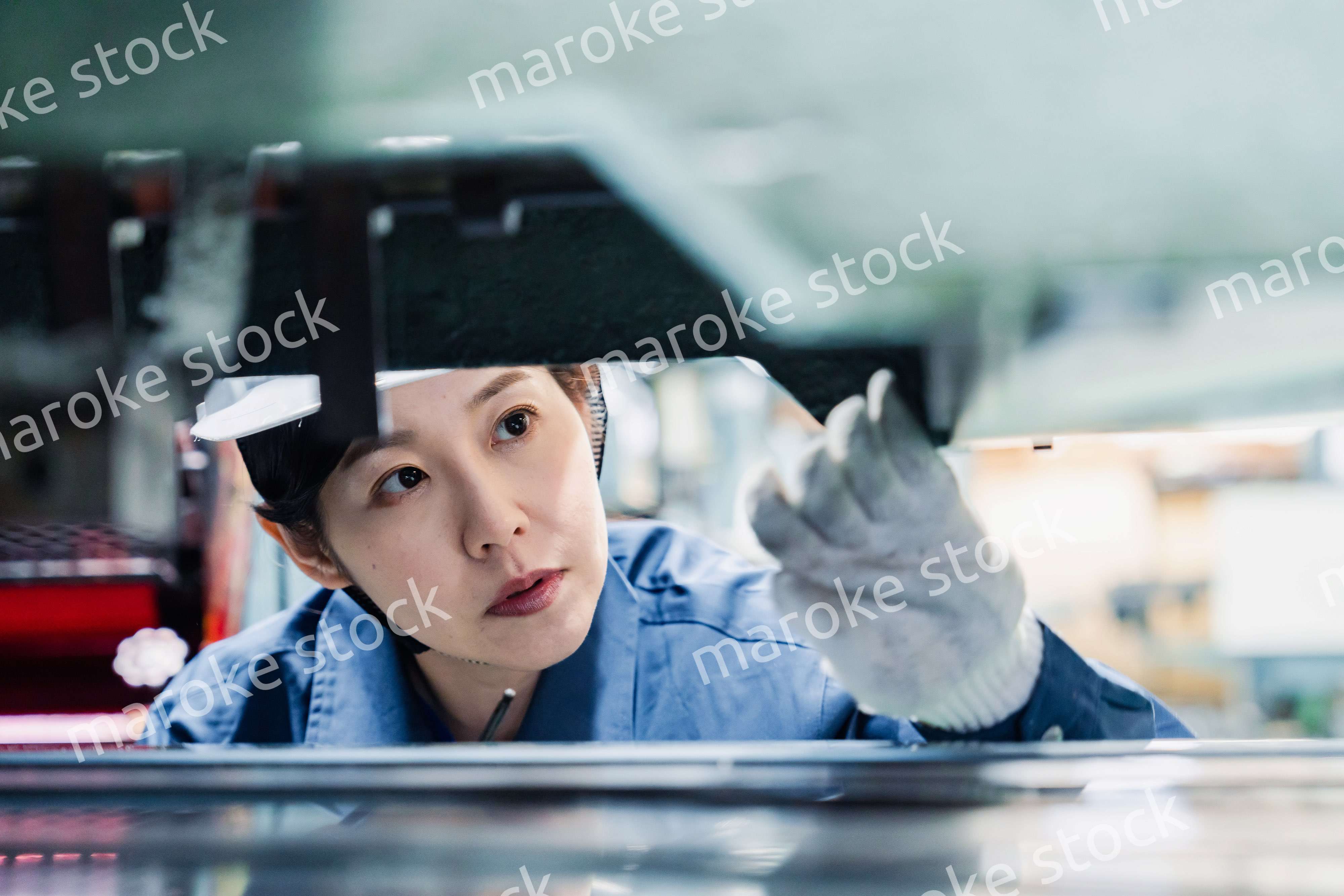 機械の保守点検をする女性技術者