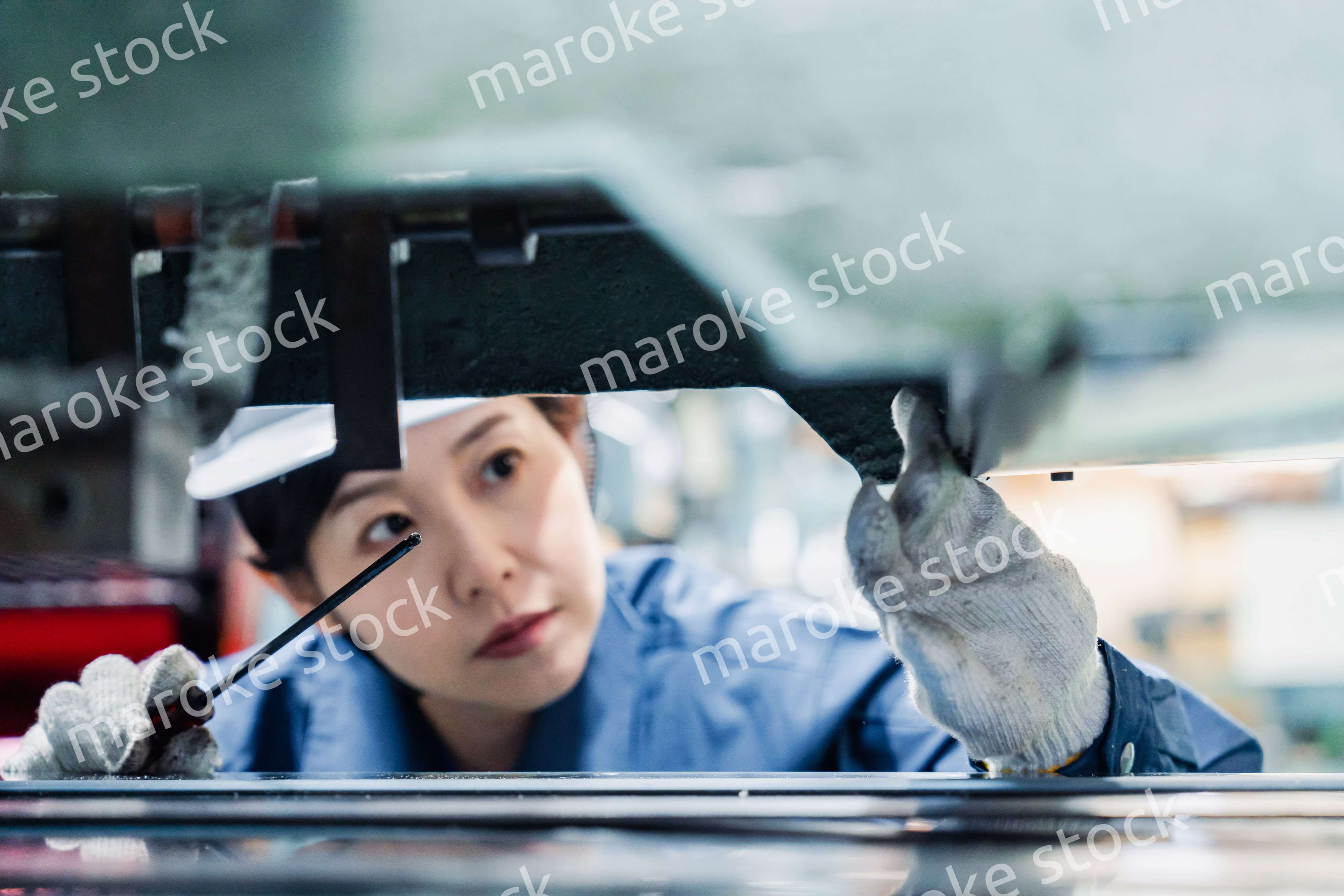 機械の保守点検をする女性技術者