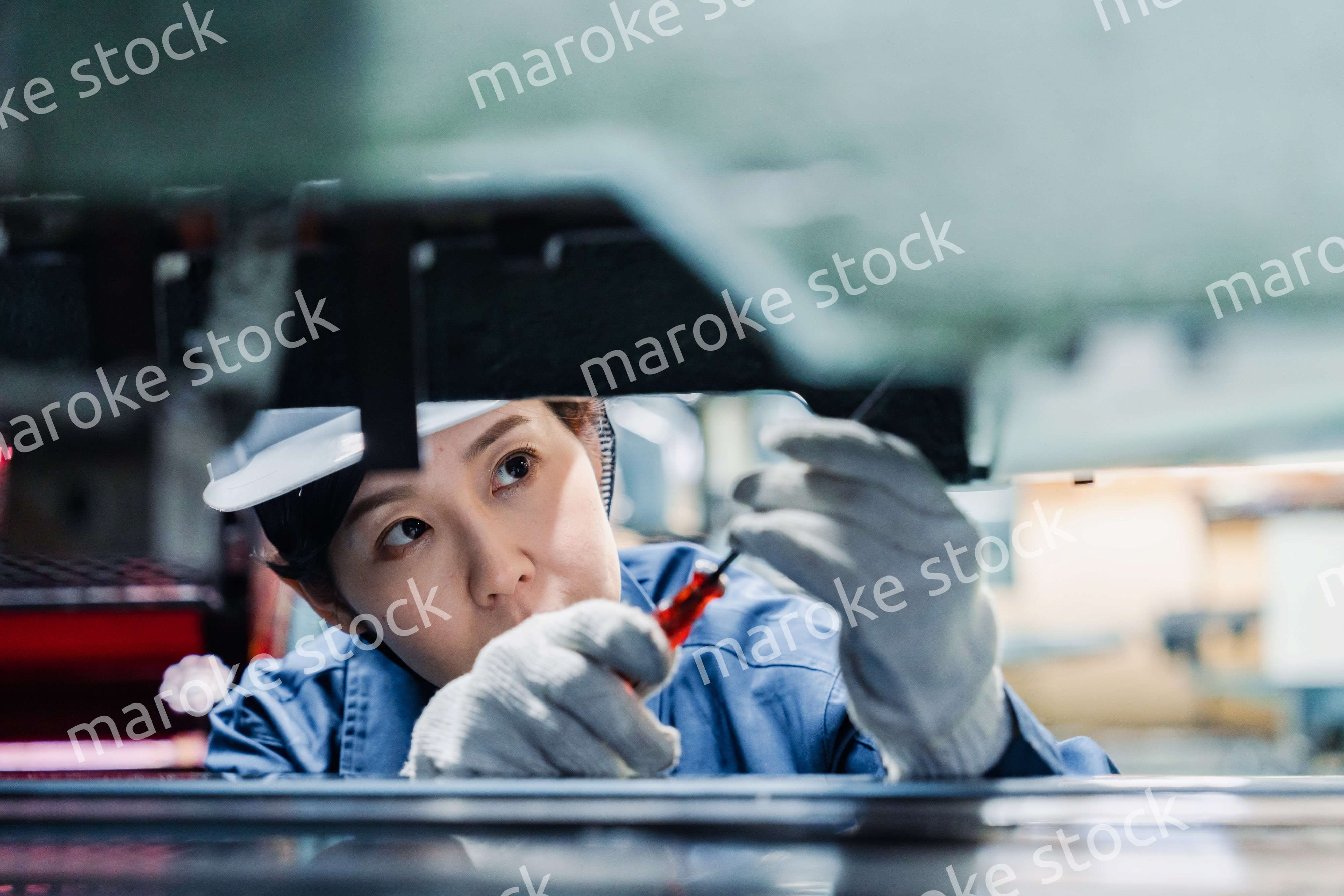 機械の保守点検をする女性技術者