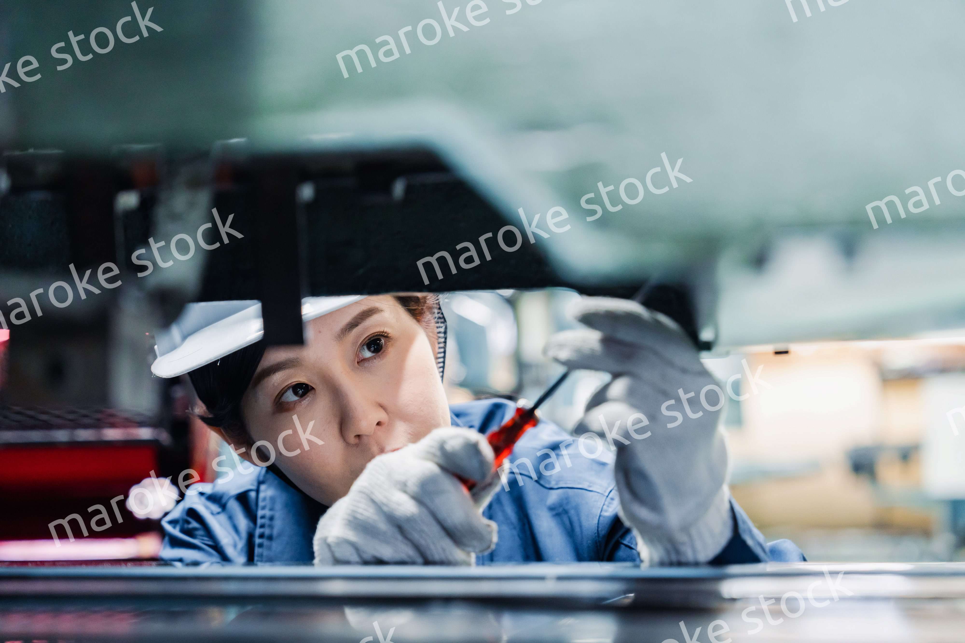 機械の保守点検をする女性技術者