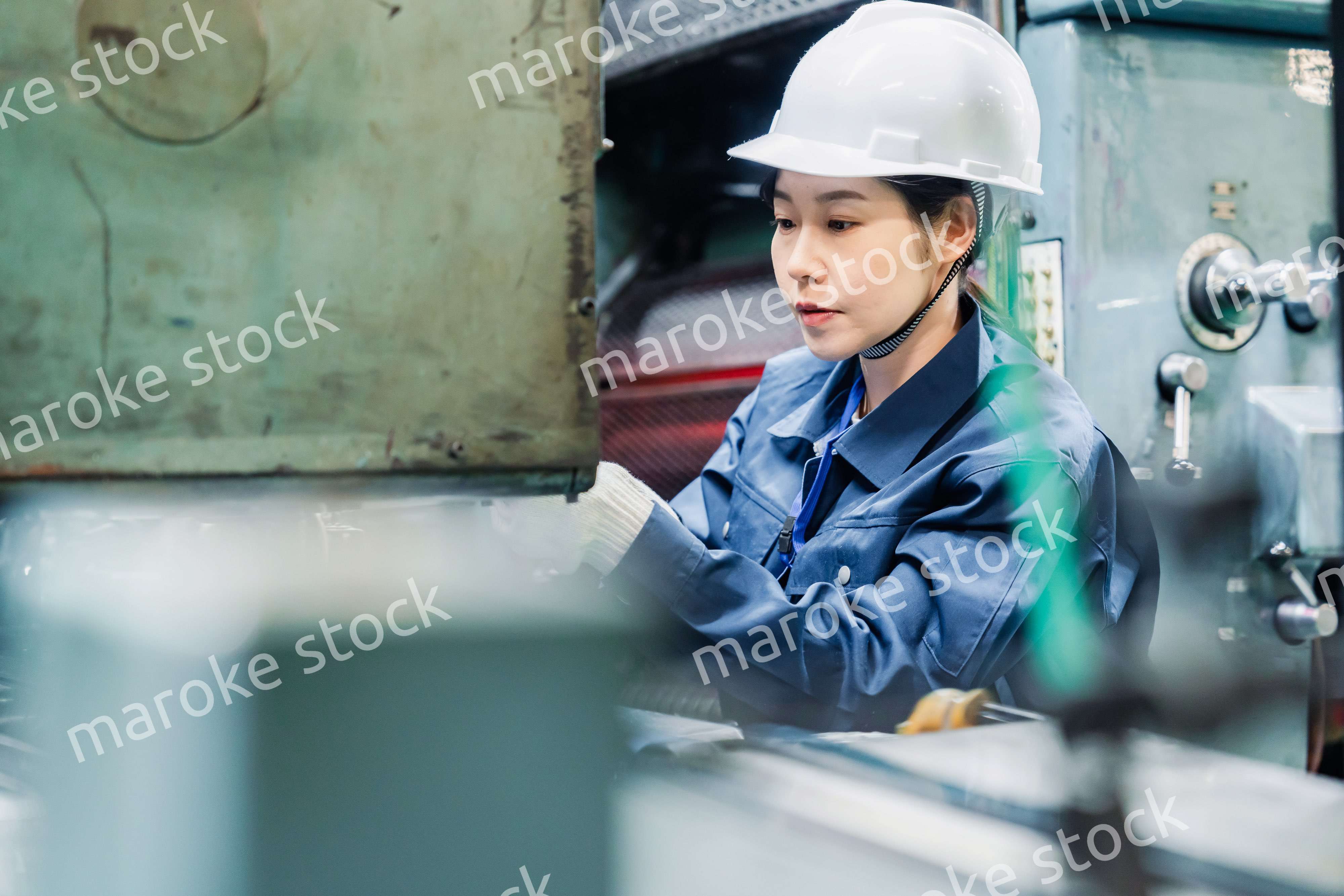 機械の保守点検をする女性技術者