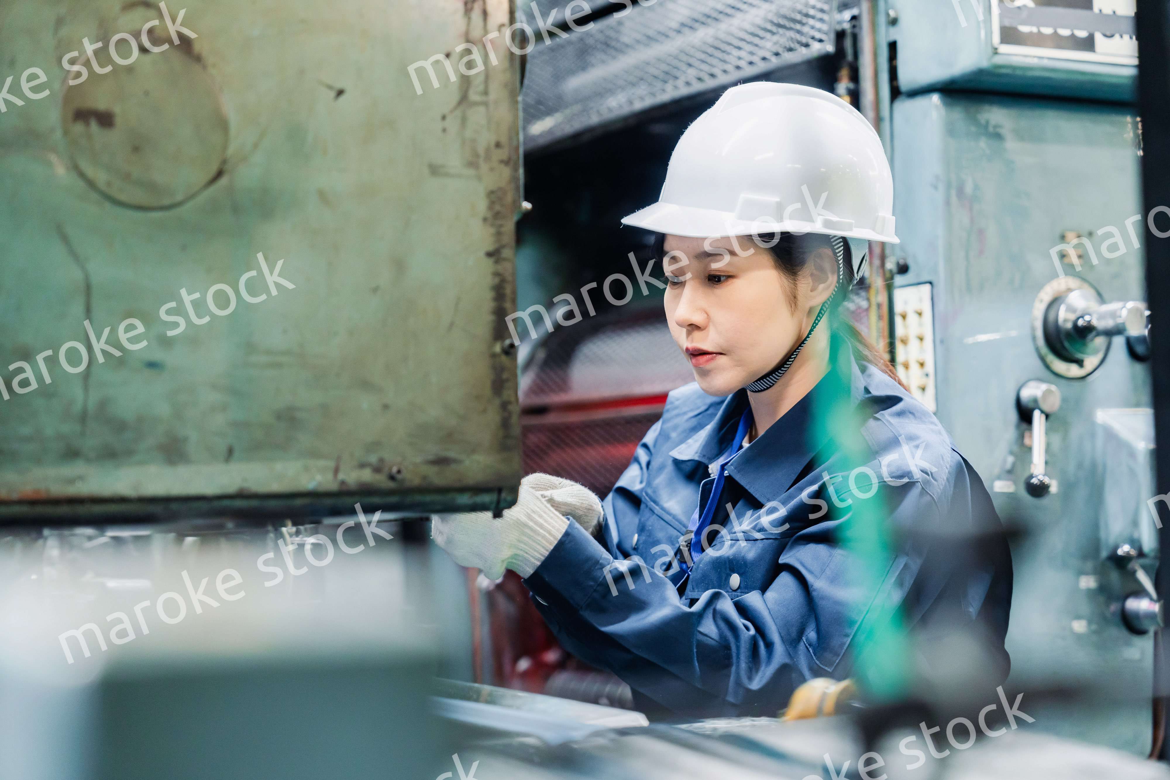 機械の保守点検をする女性技術者