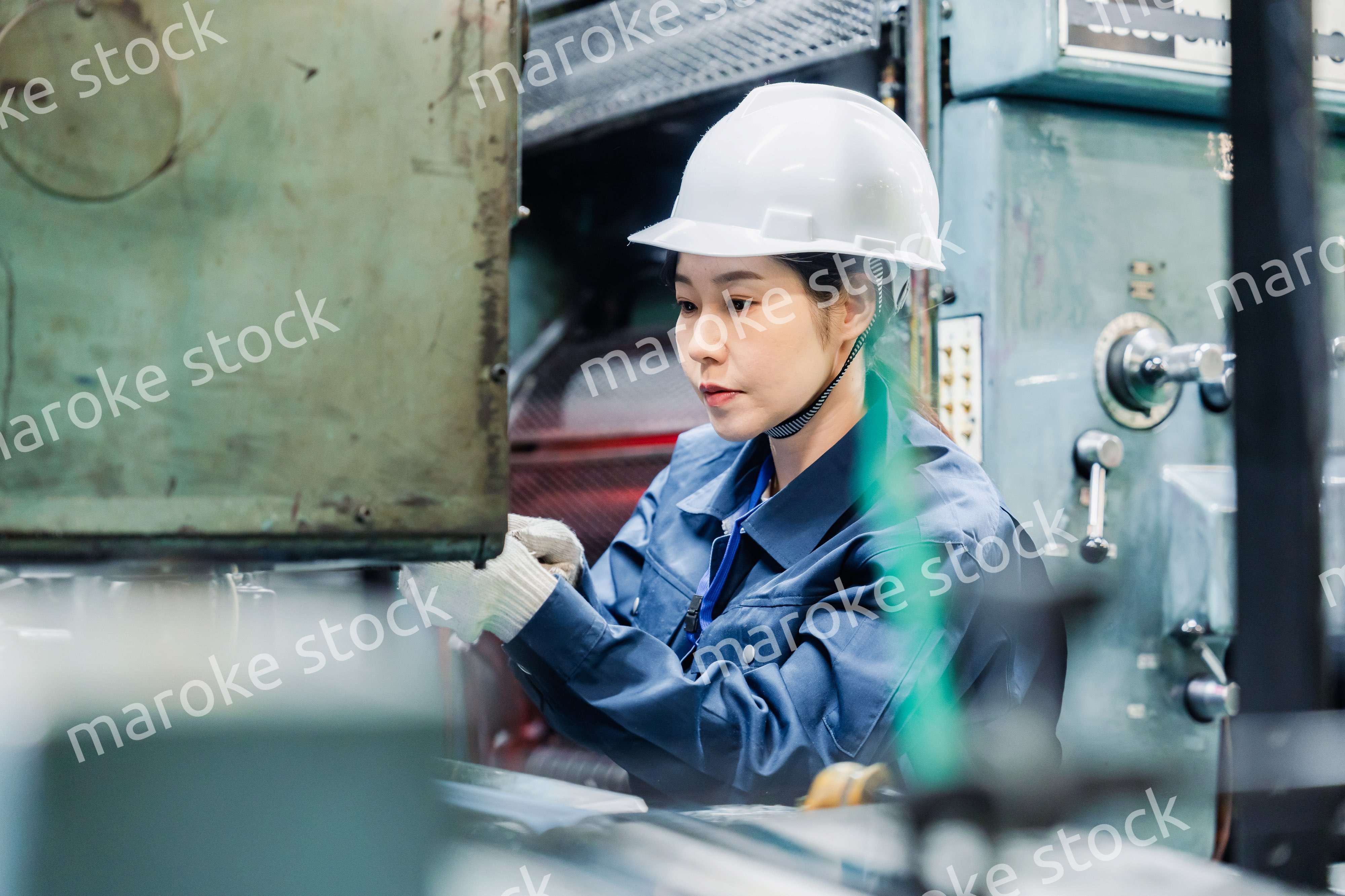 機械の保守点検をする女性技術者