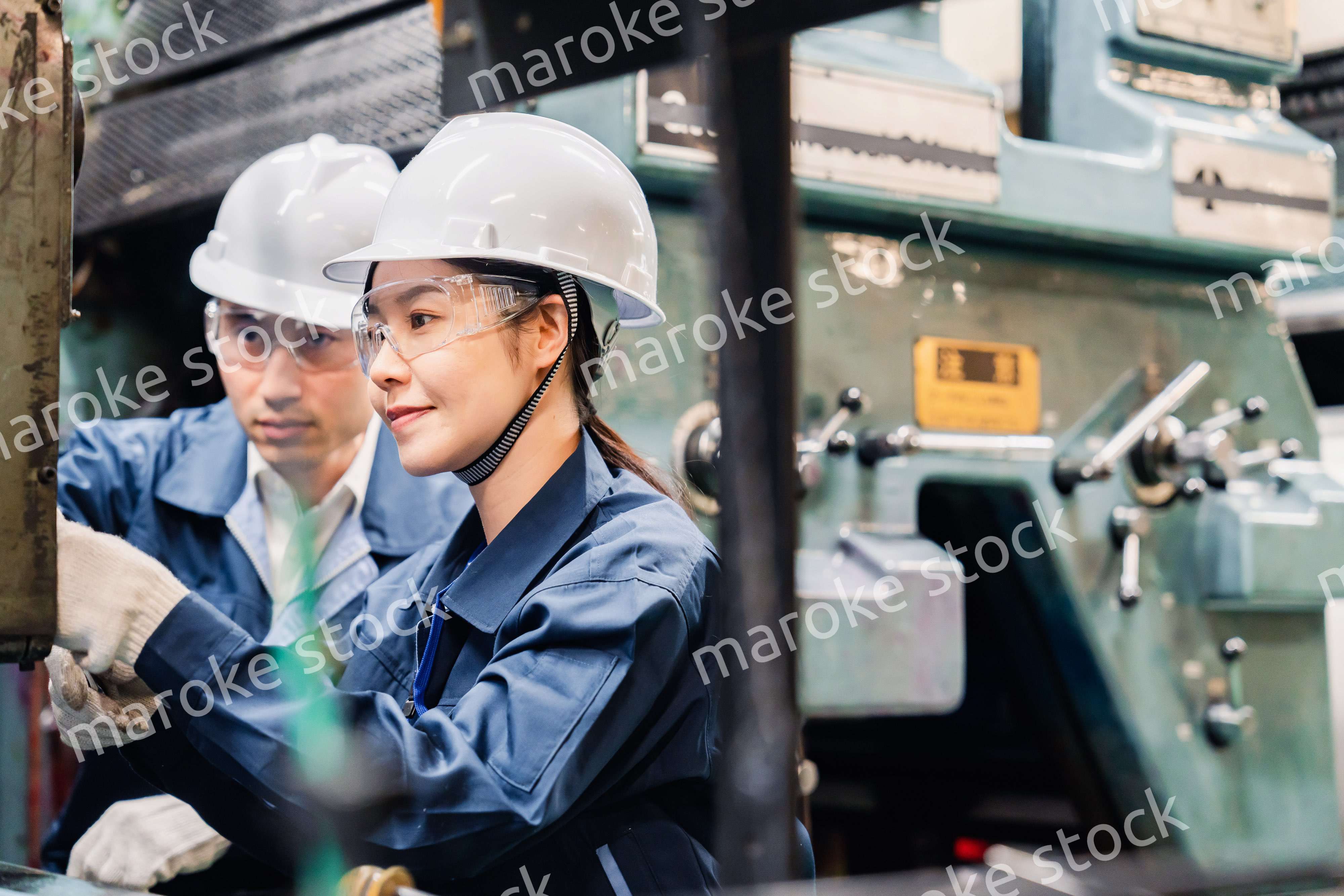 保護メガネを装着して設備の保守点検をする技術者