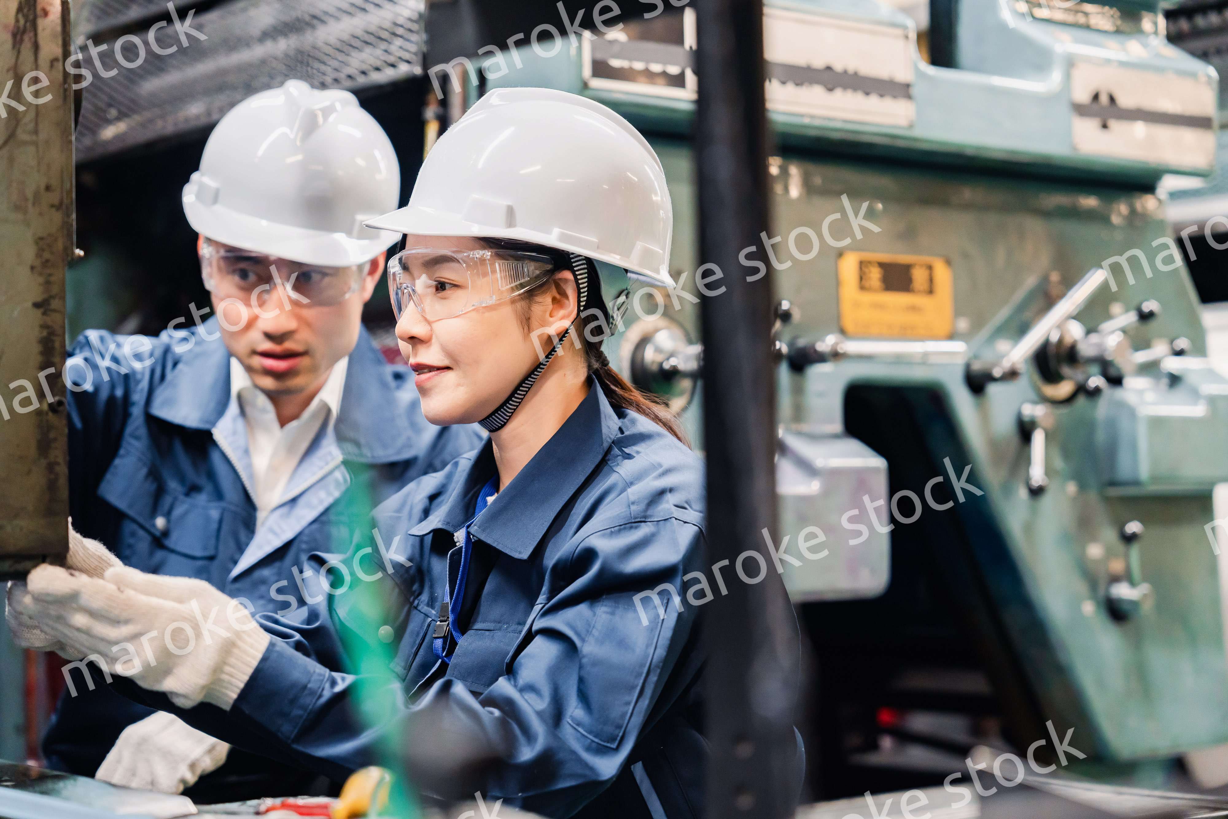 保護メガネを装着して設備の保守点検をする技術者