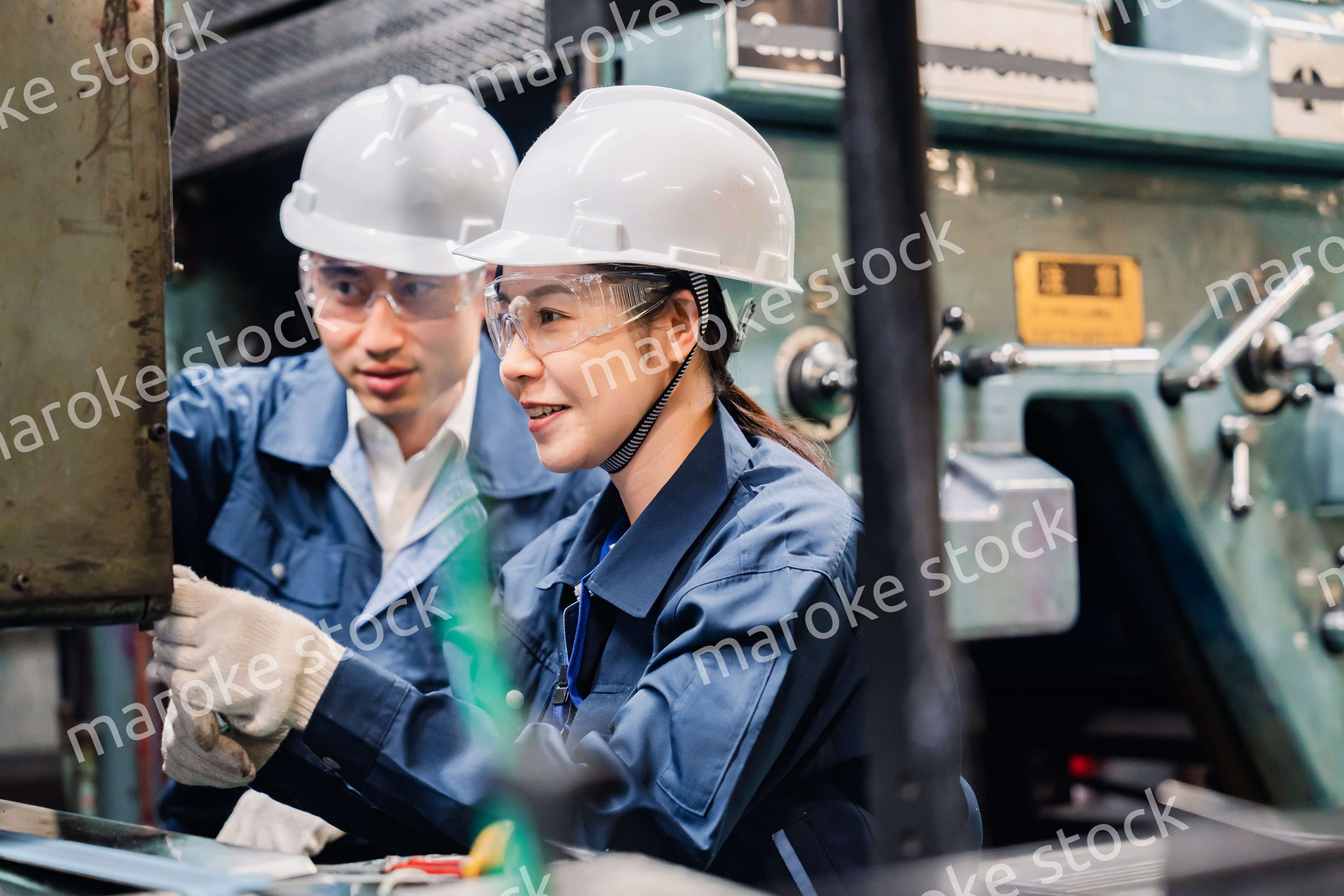 保護メガネを装着して設備の保守点検をする技術者