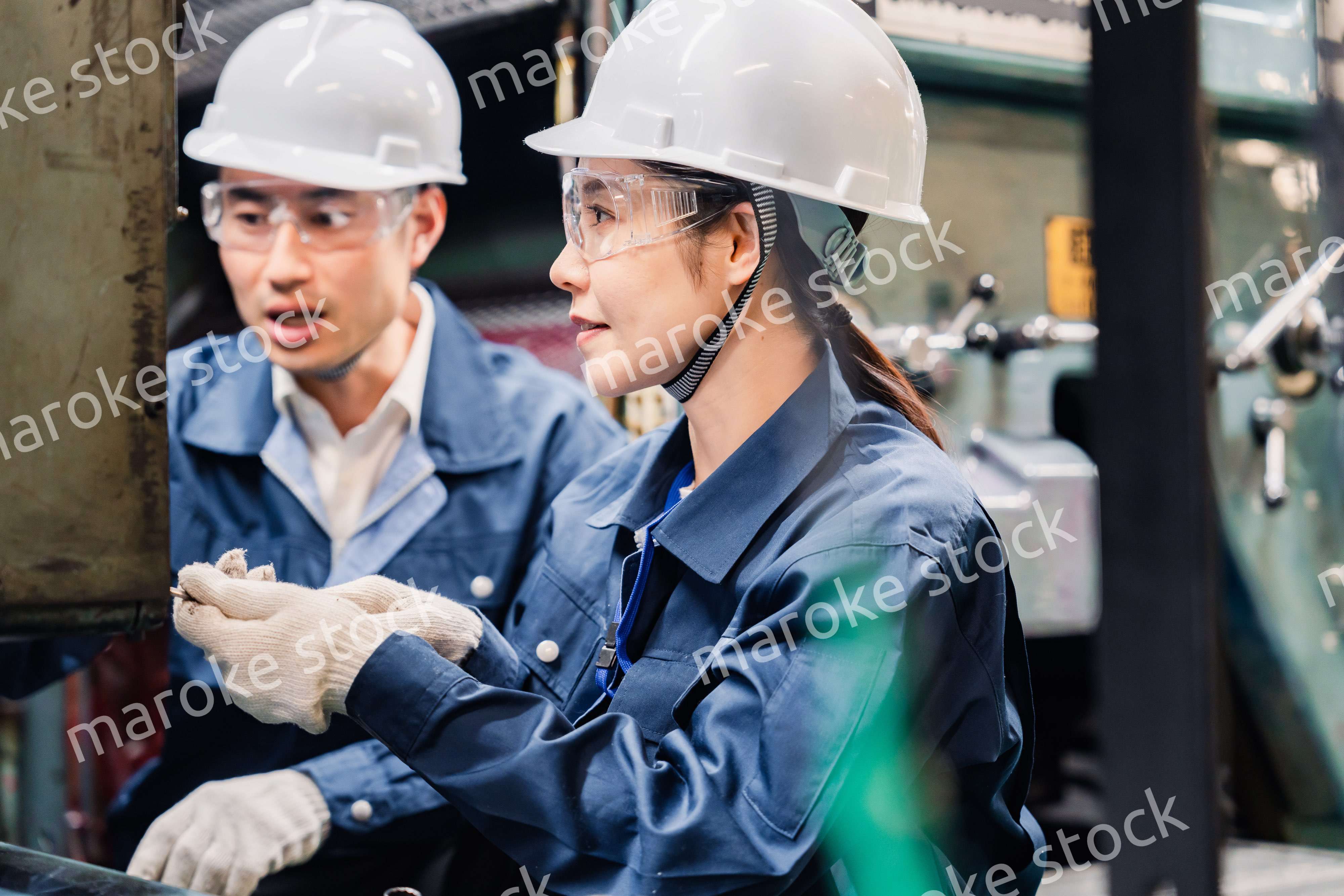 保護メガネを装着して設備の保守点検をする技術者