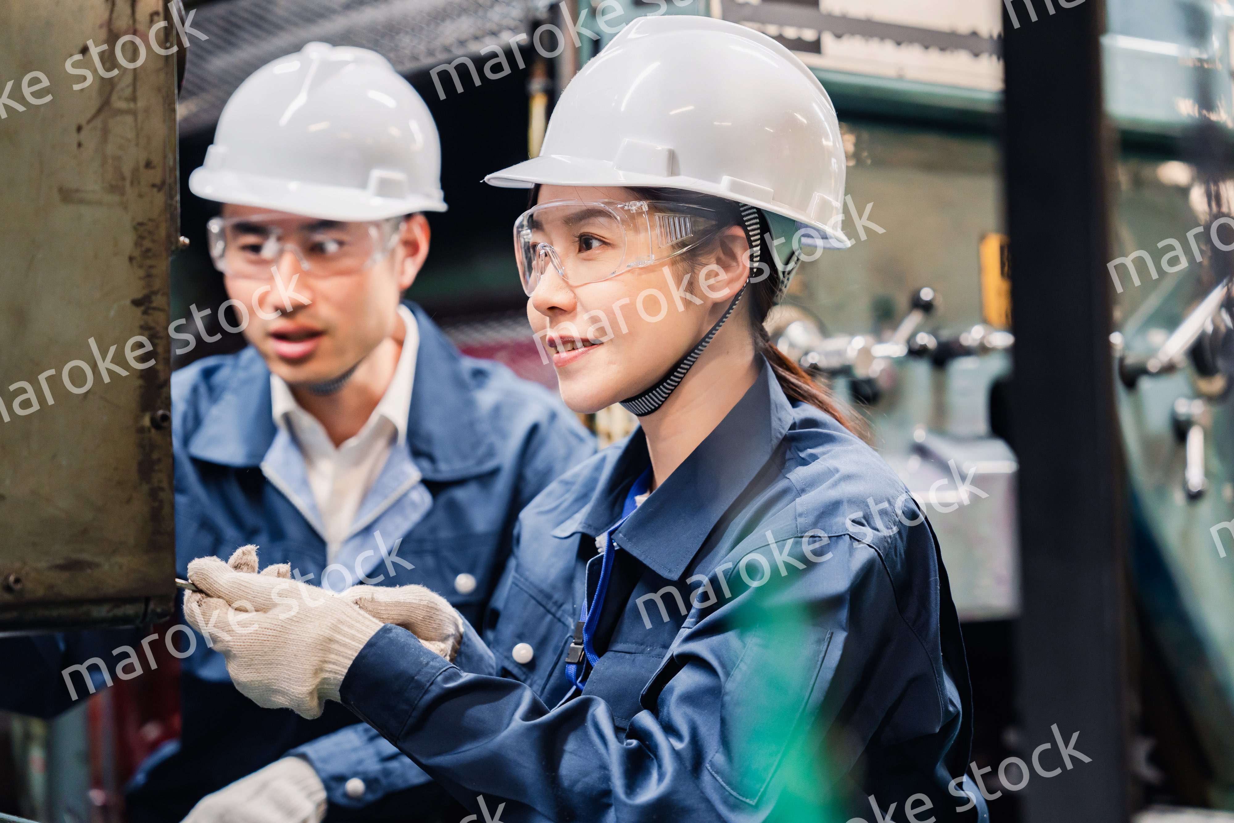 保護メガネを装着して設備の保守点検をする技術者