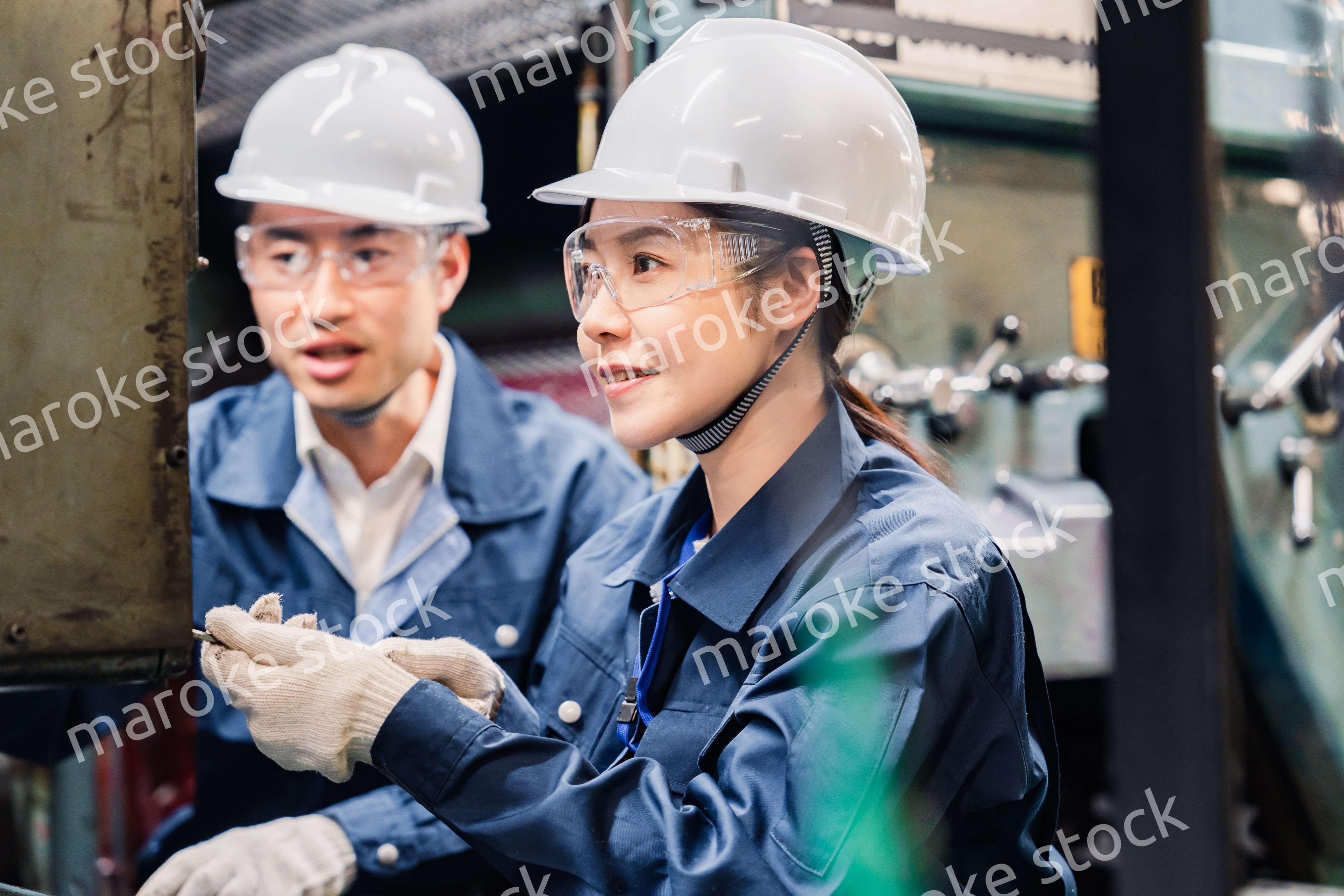 保護メガネを装着して設備の保守点検をする技術者