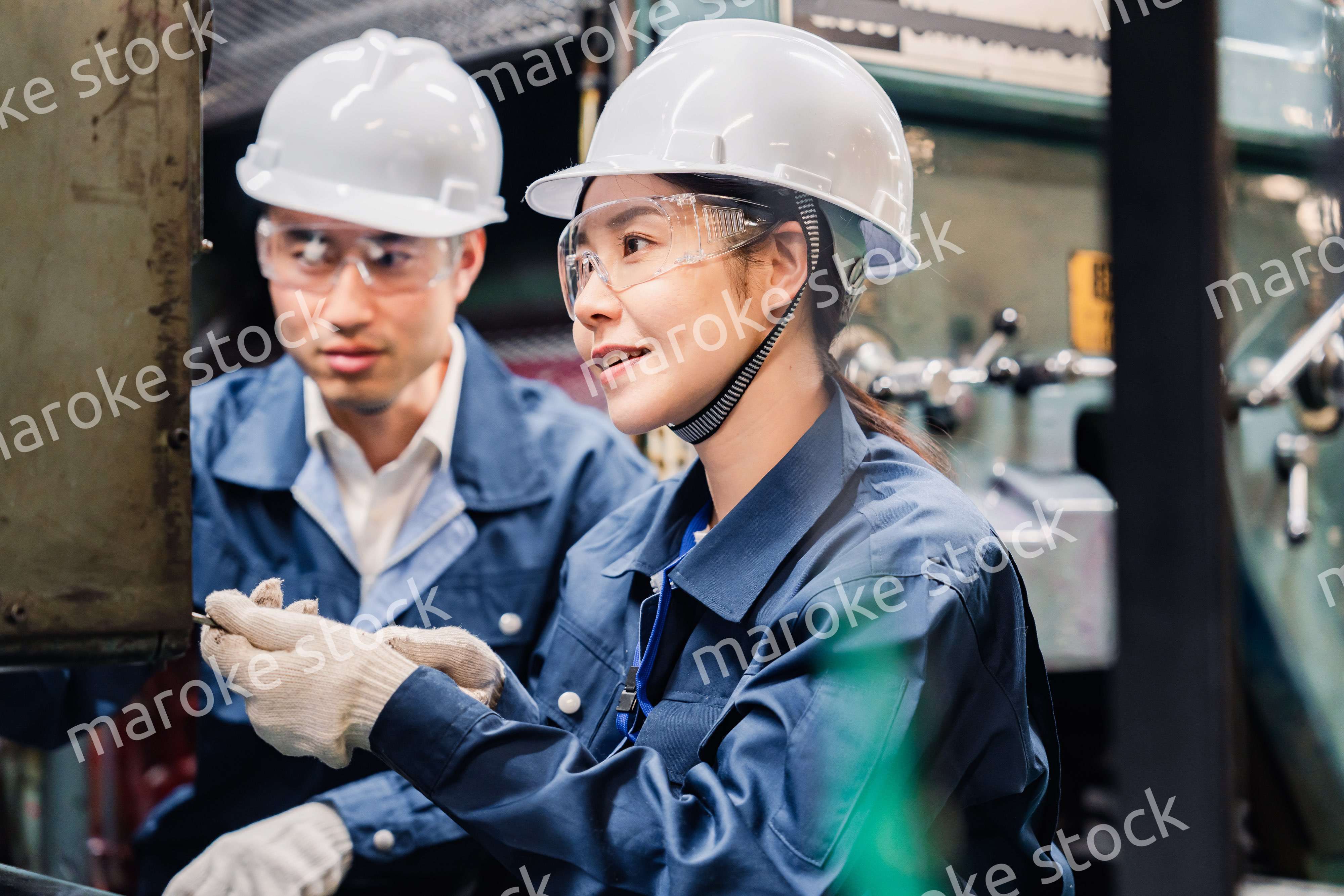 保護メガネを装着して設備の保守点検をする技術者