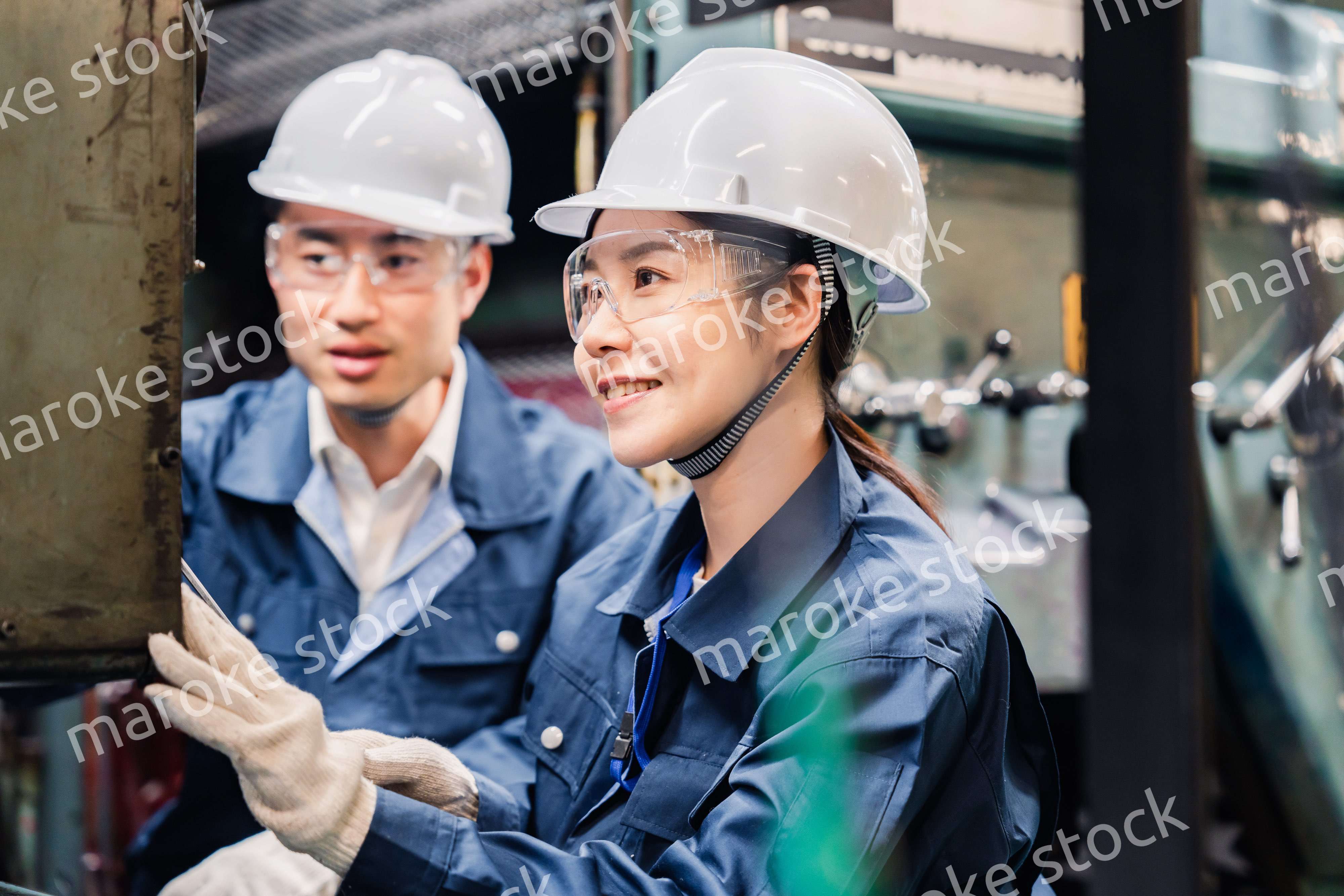 保護メガネを装着して設備の保守点検をする技術者