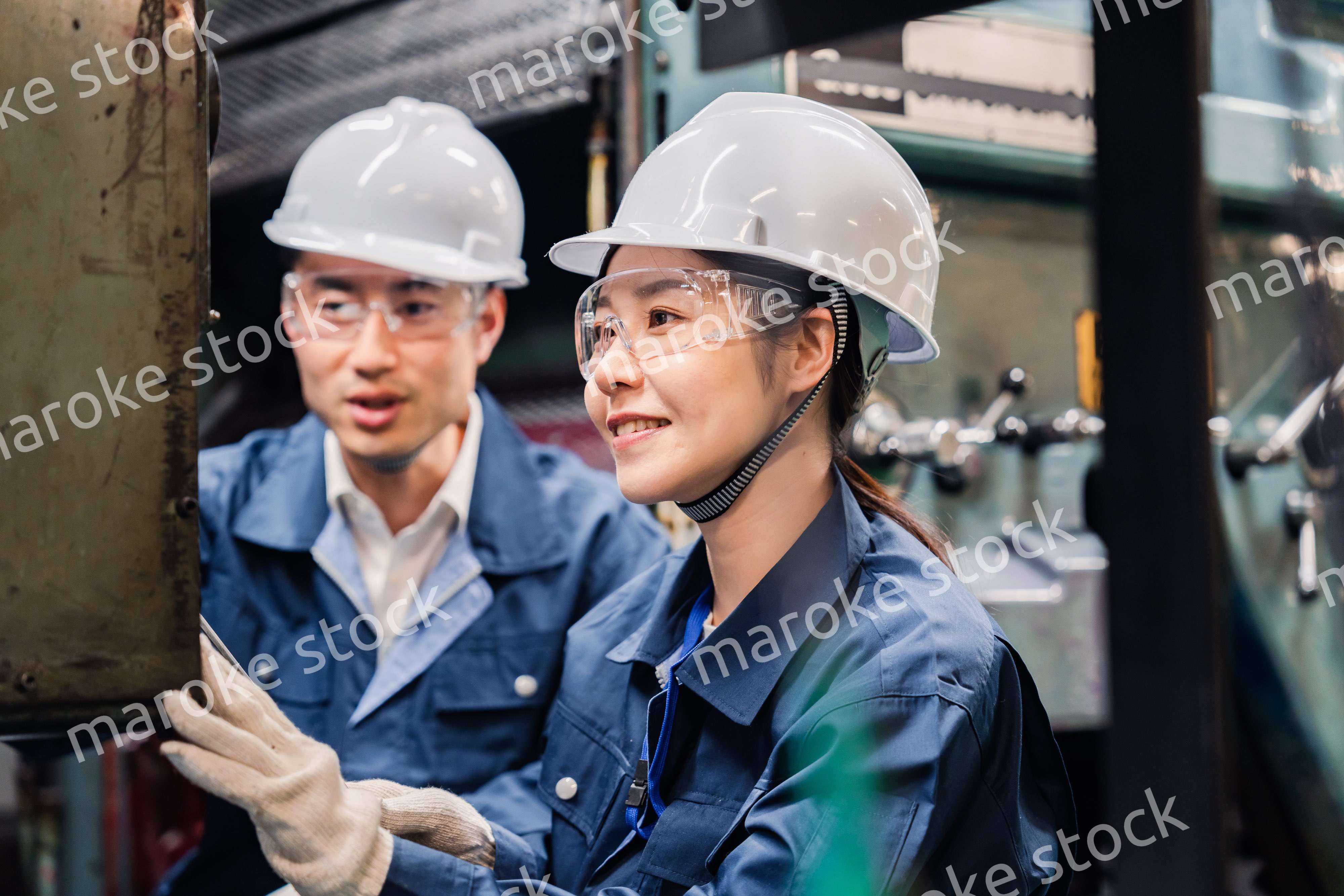 保護メガネを装着して設備の保守点検をする技術者