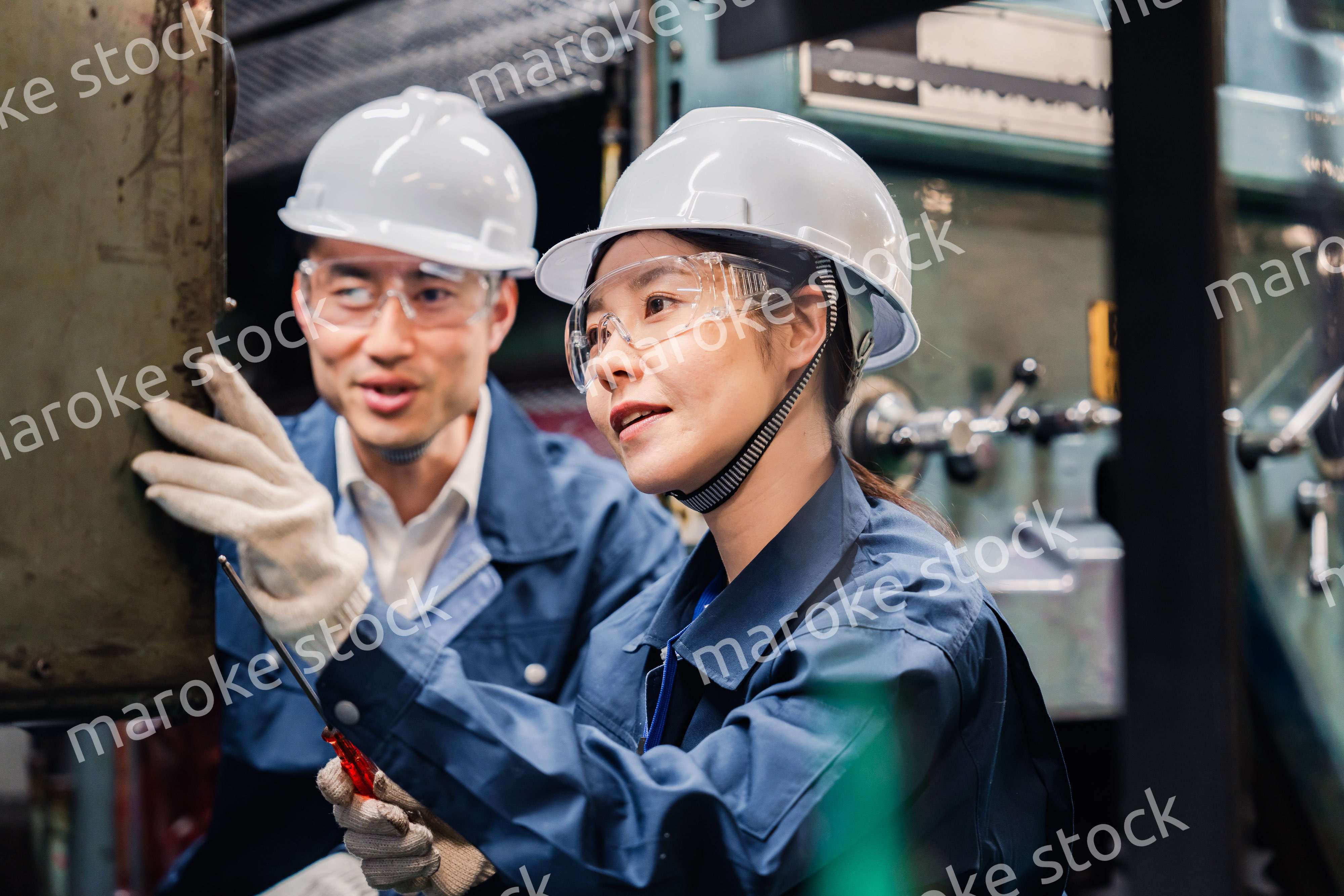 保護メガネを装着して設備の保守点検をする技術者