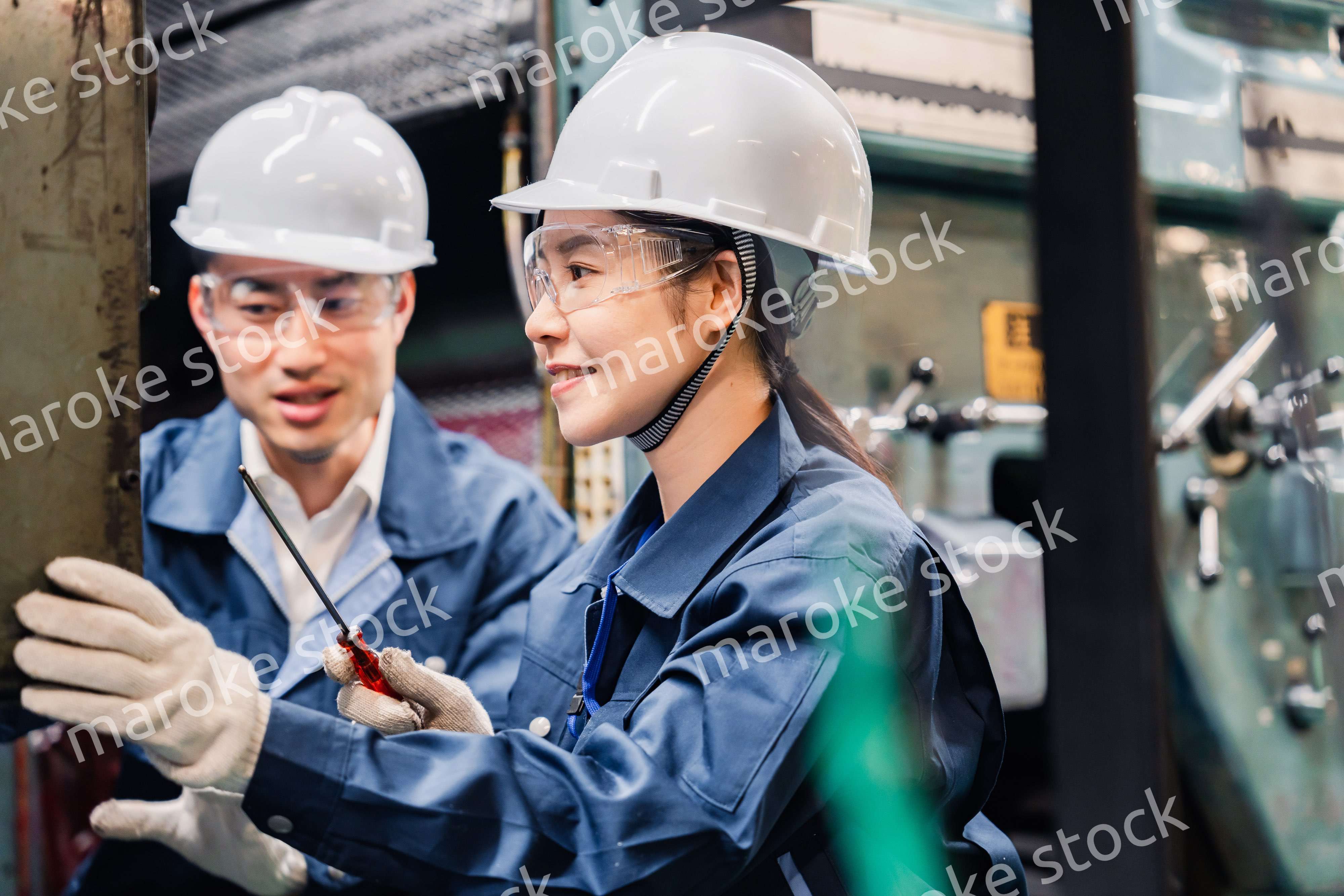 保護メガネを装着して設備の保守点検をする技術者