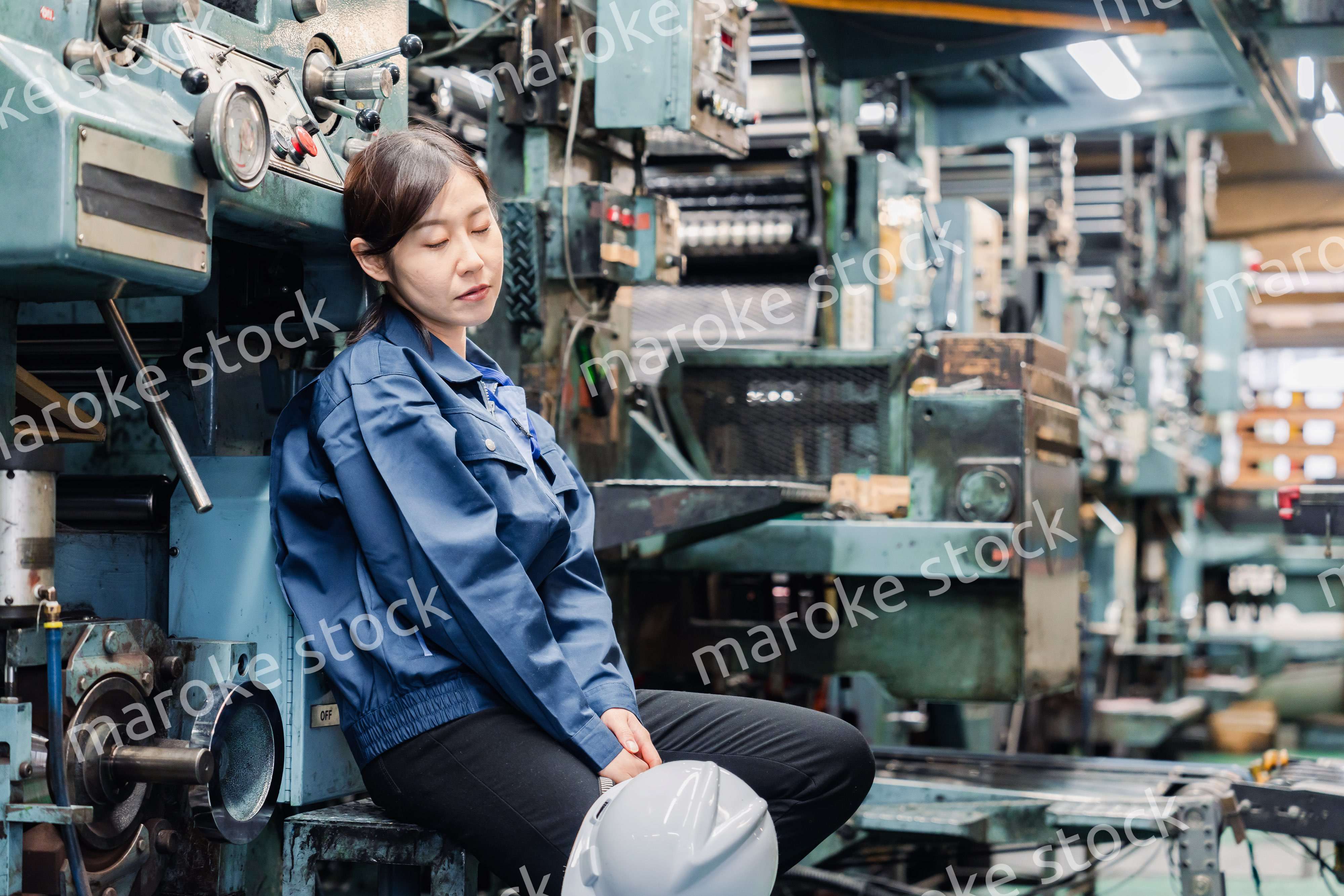 過労でやる気をなくす工場労働者の女性