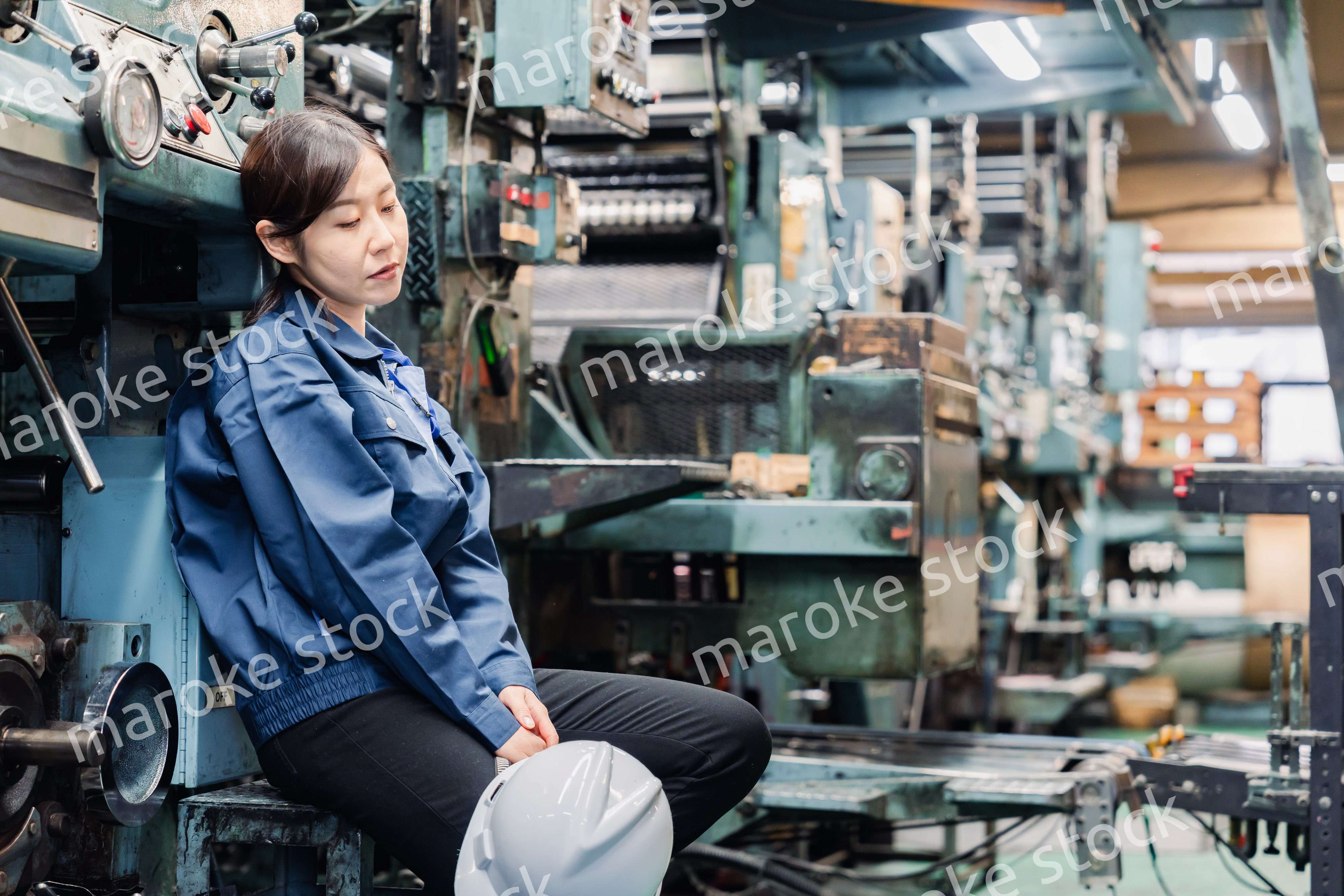 過労でやる気をなくす工場労働者の女性