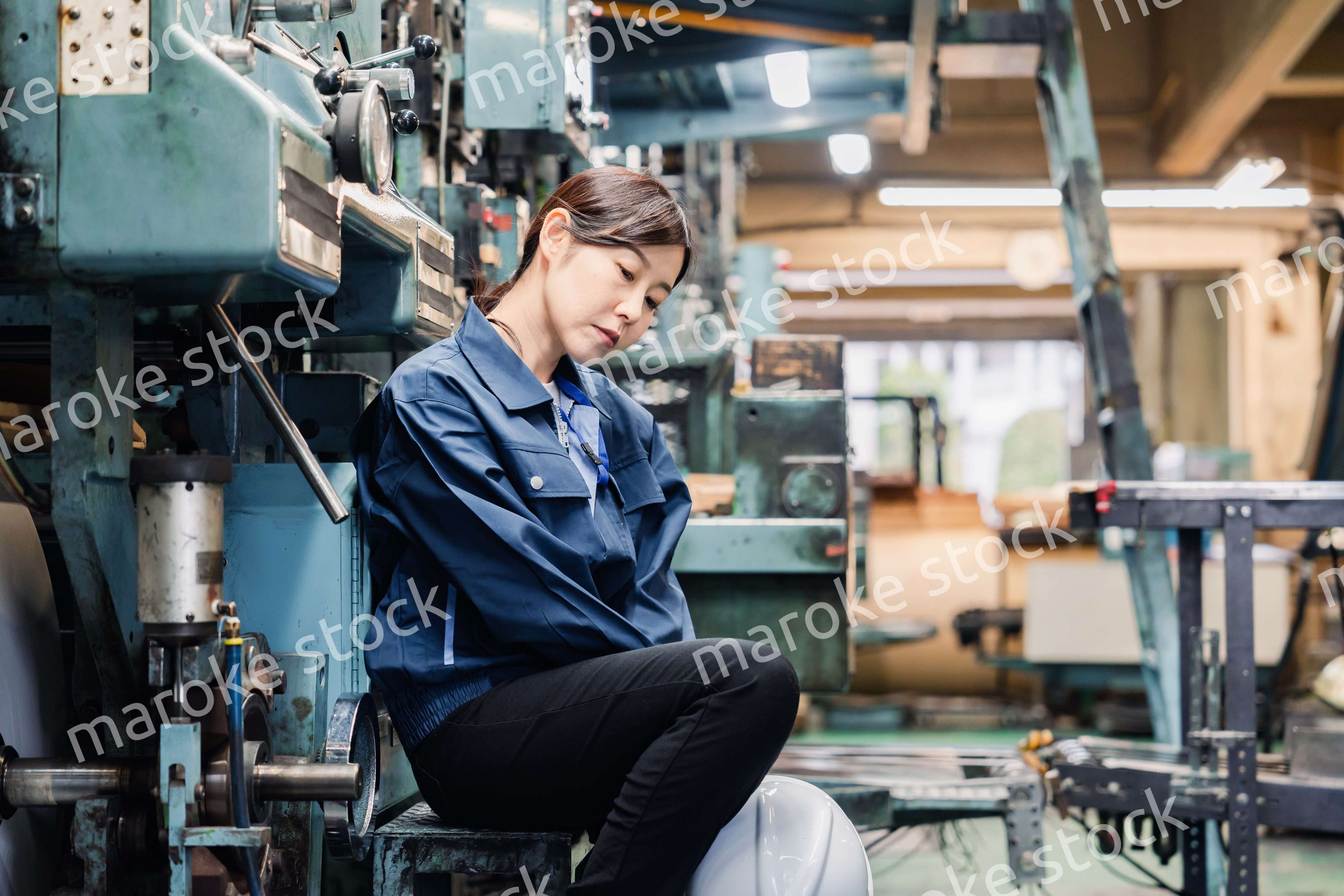 過労でやる気をなくす工場労働者の女性