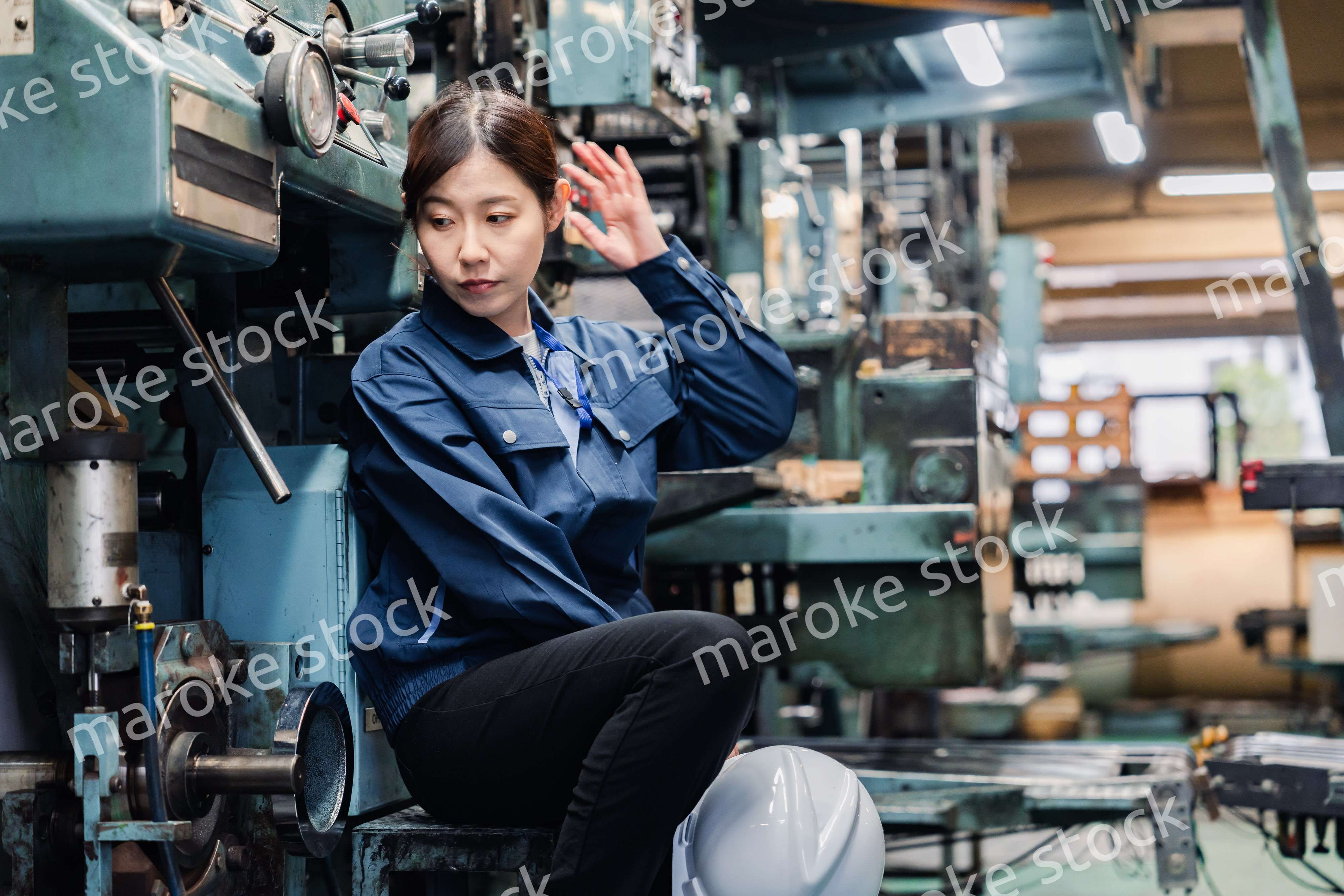 過労でやる気をなくす工場労働者の女性