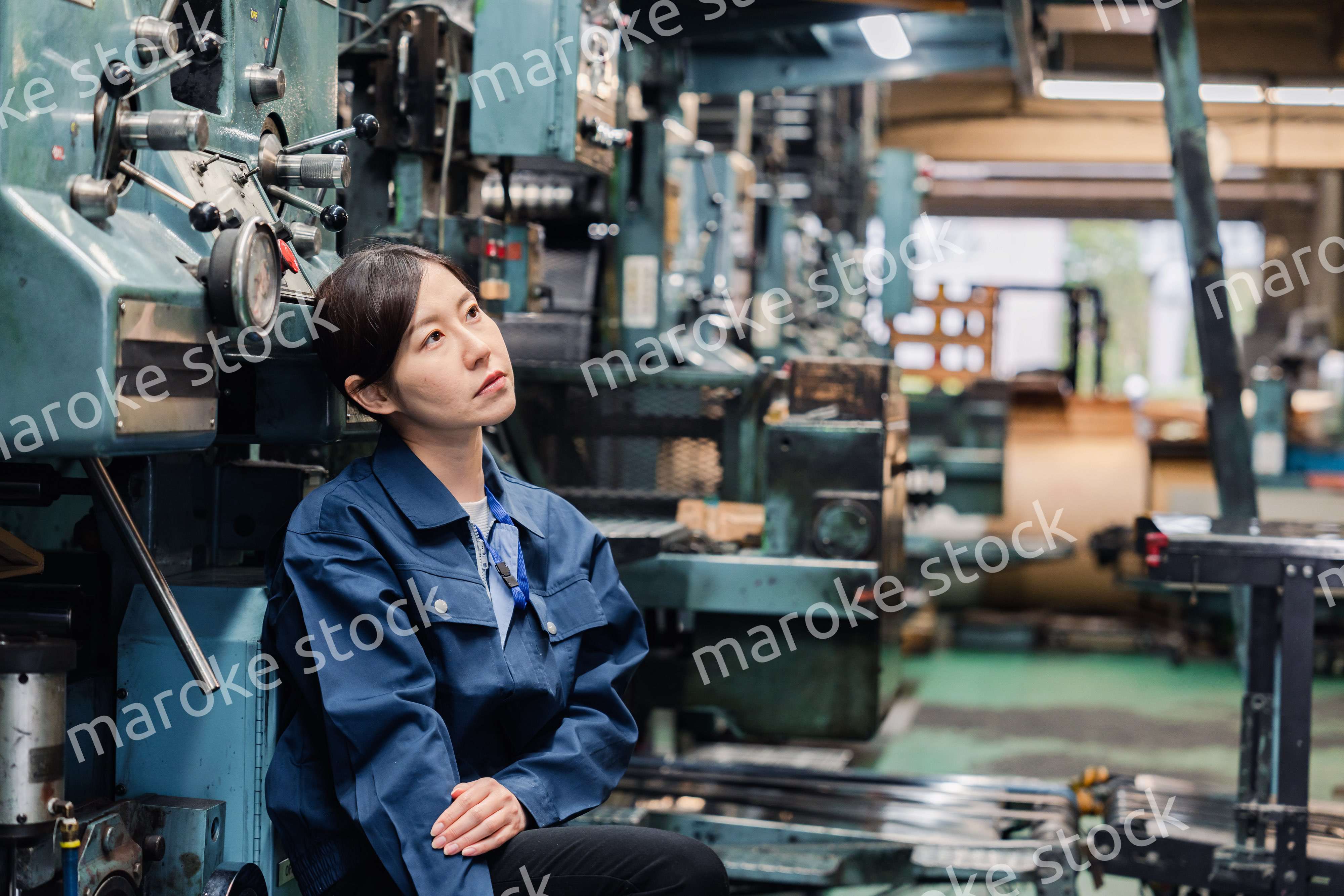 過労でやる気をなくす工場労働者の女性