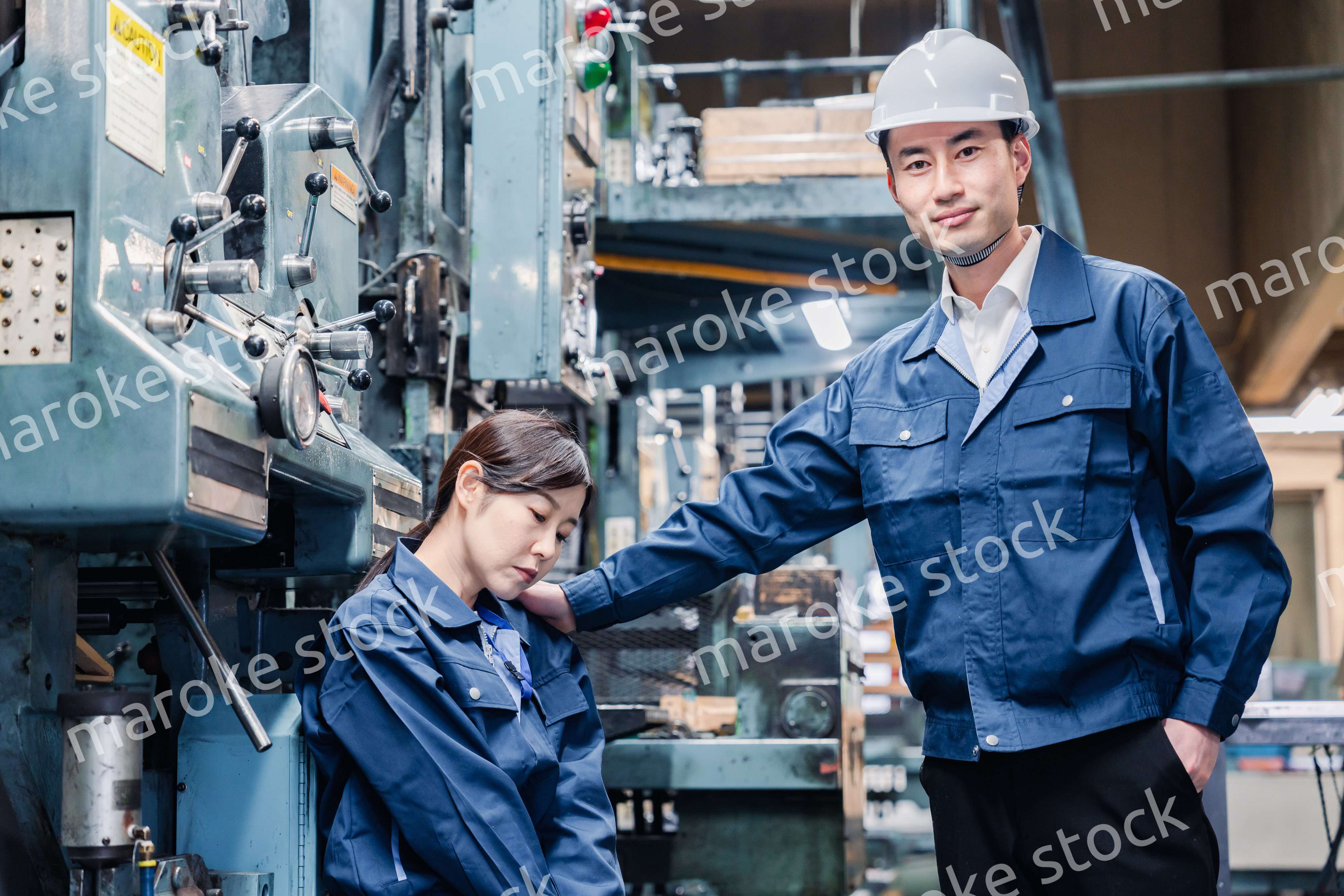 落ち込む工場スタッフ