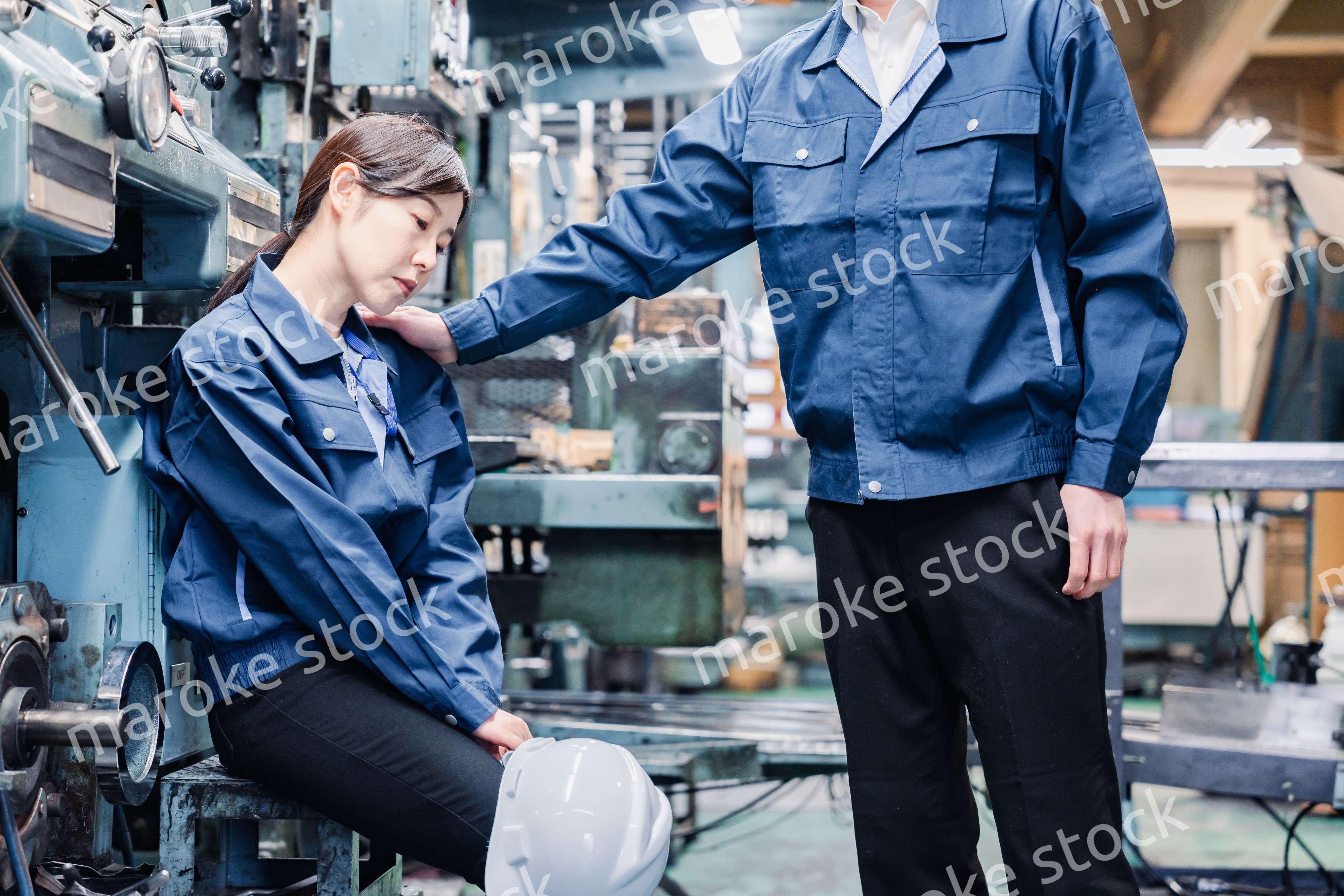 落ち込む工場スタッフ