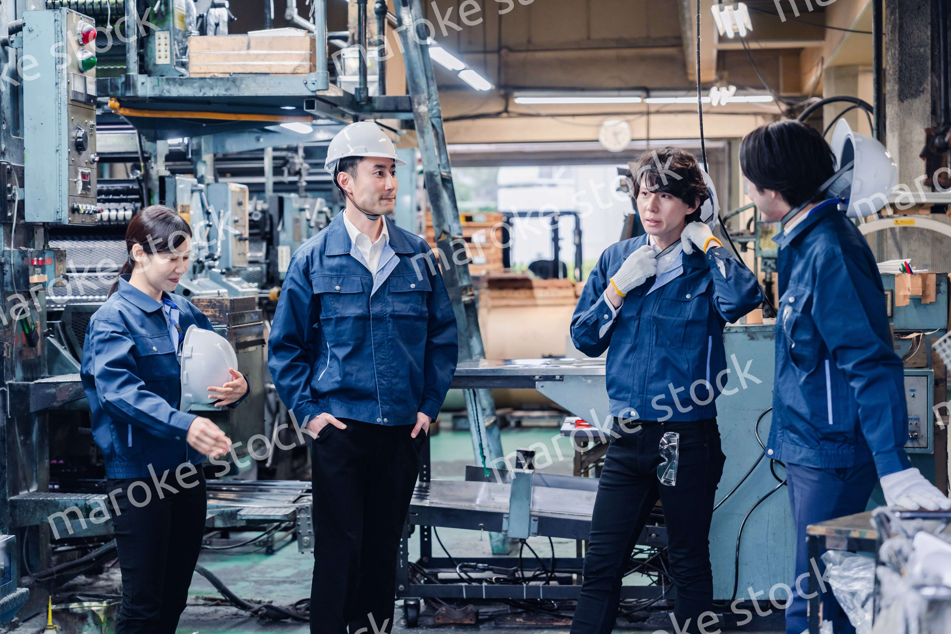 休憩時間に仲良く雑談をする工場労働者