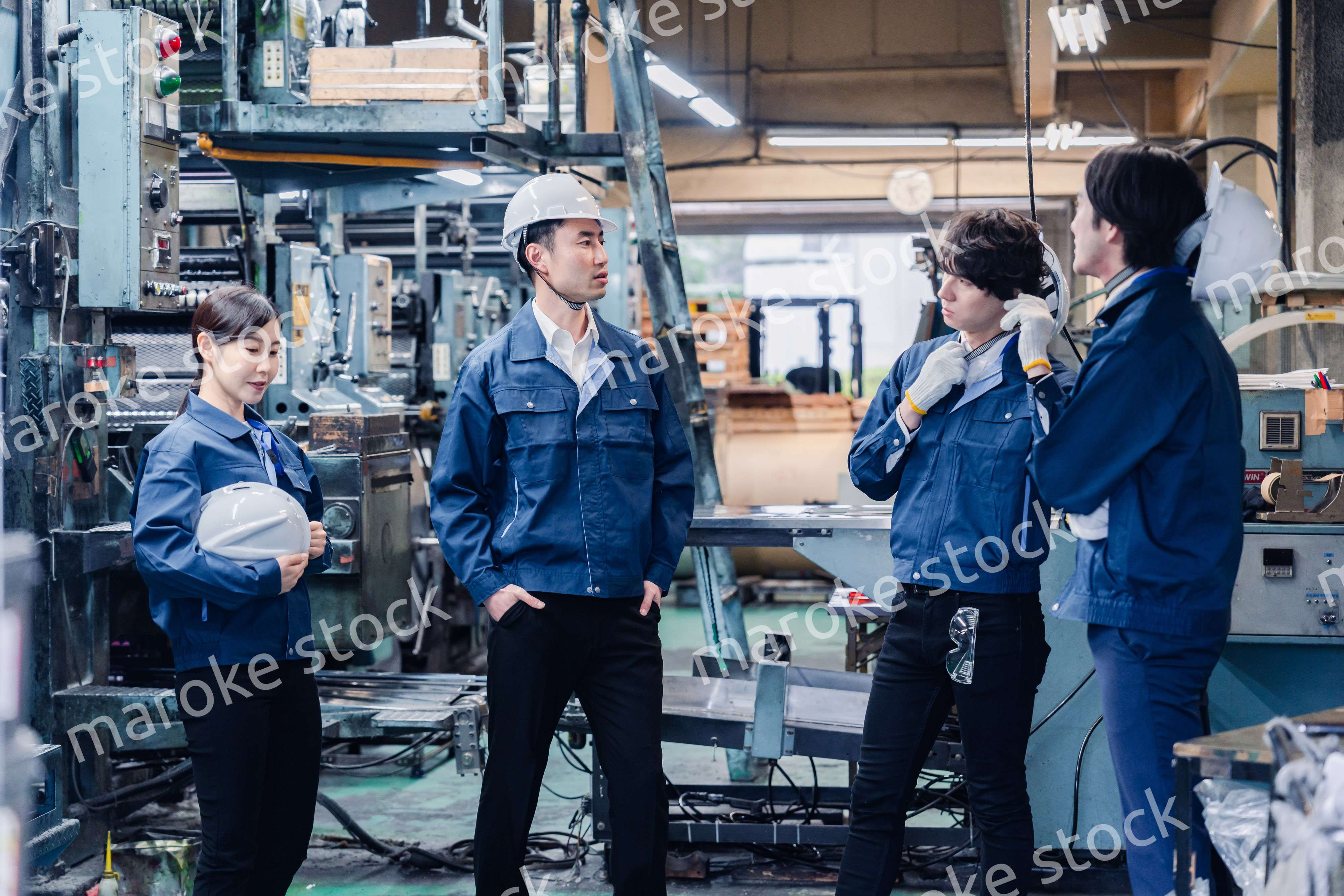 休憩時間に仲良く雑談をする工場労働者