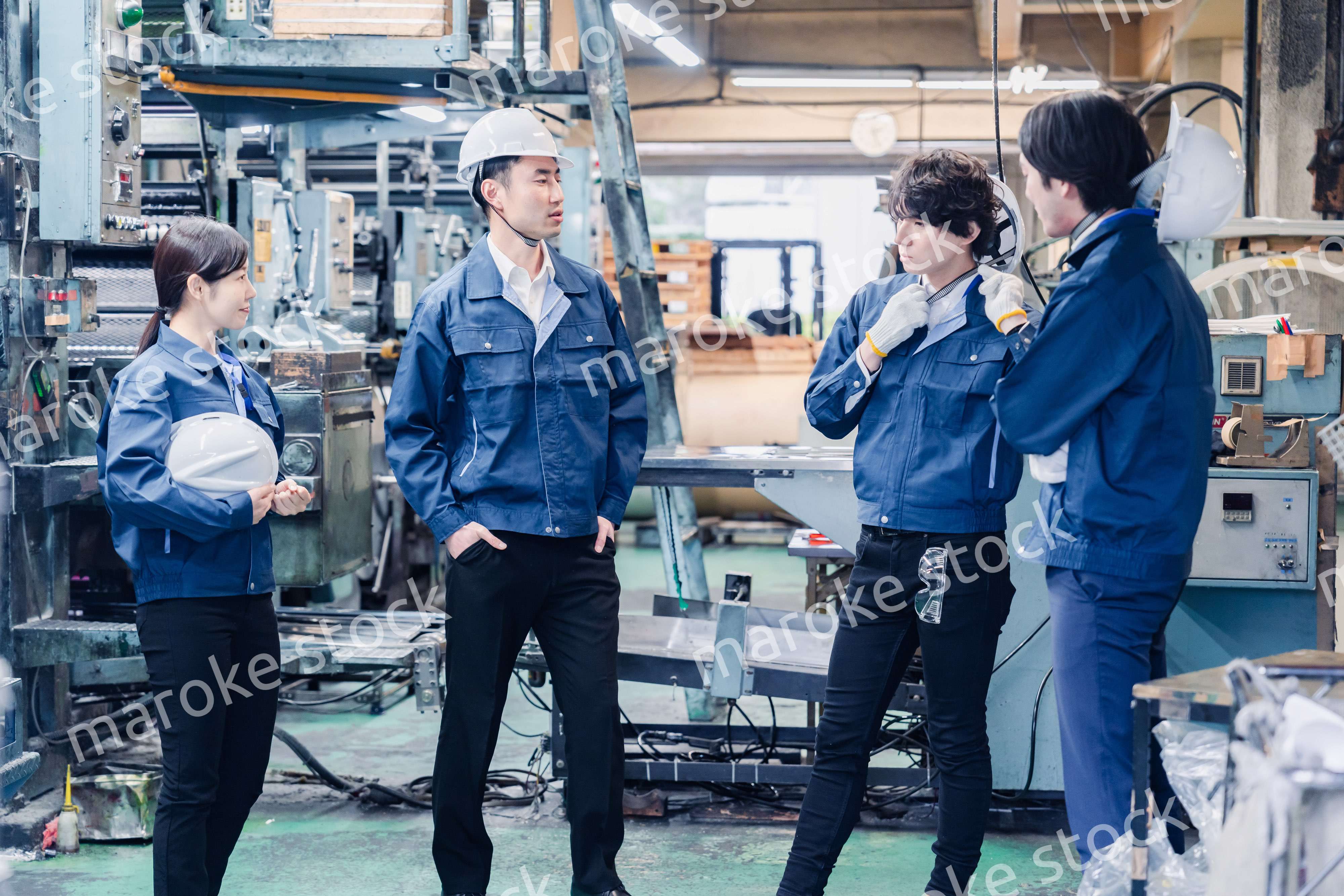 休憩時間に仲良く雑談をする工場労働者