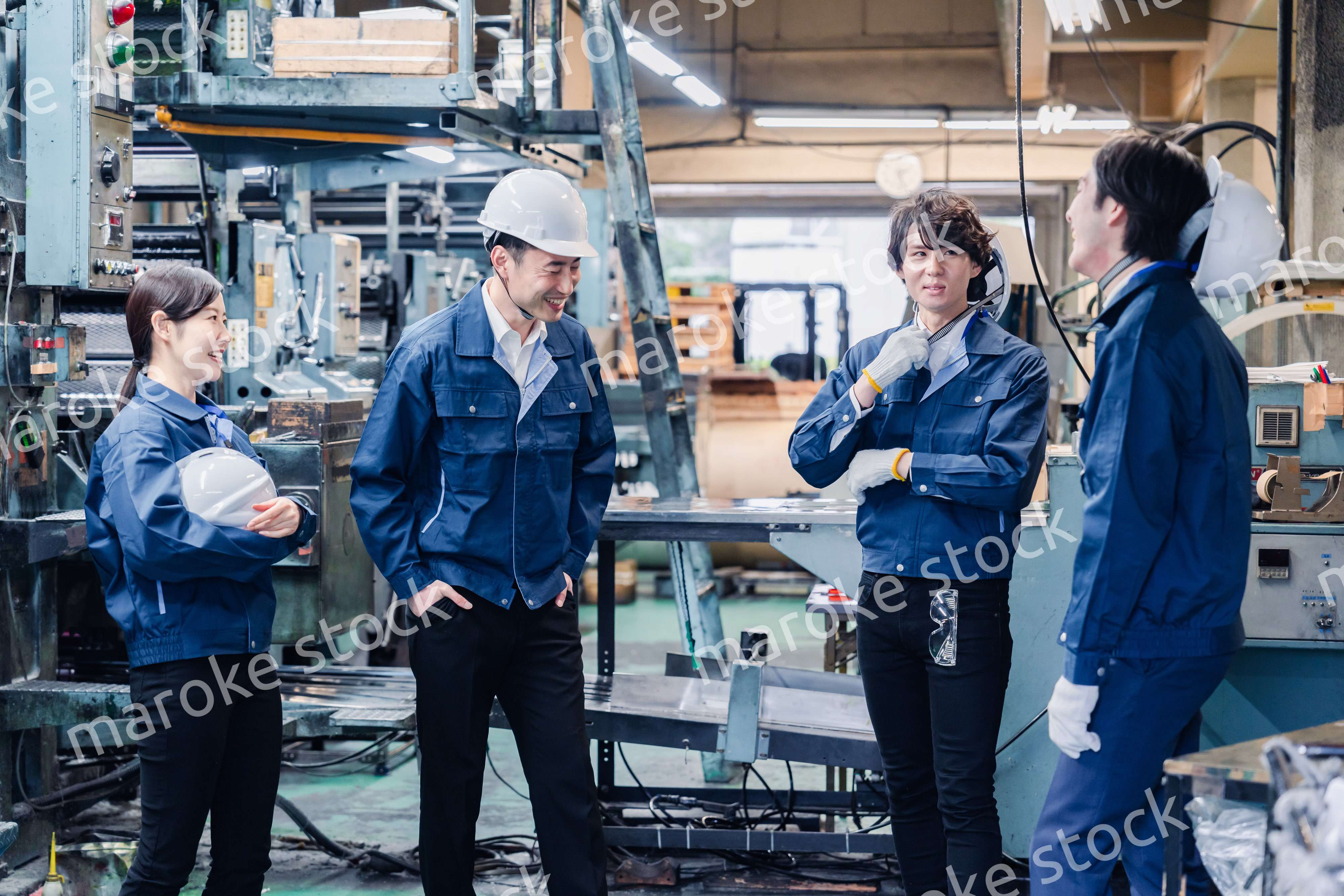 休憩時間に仲良く雑談をする工場労働者