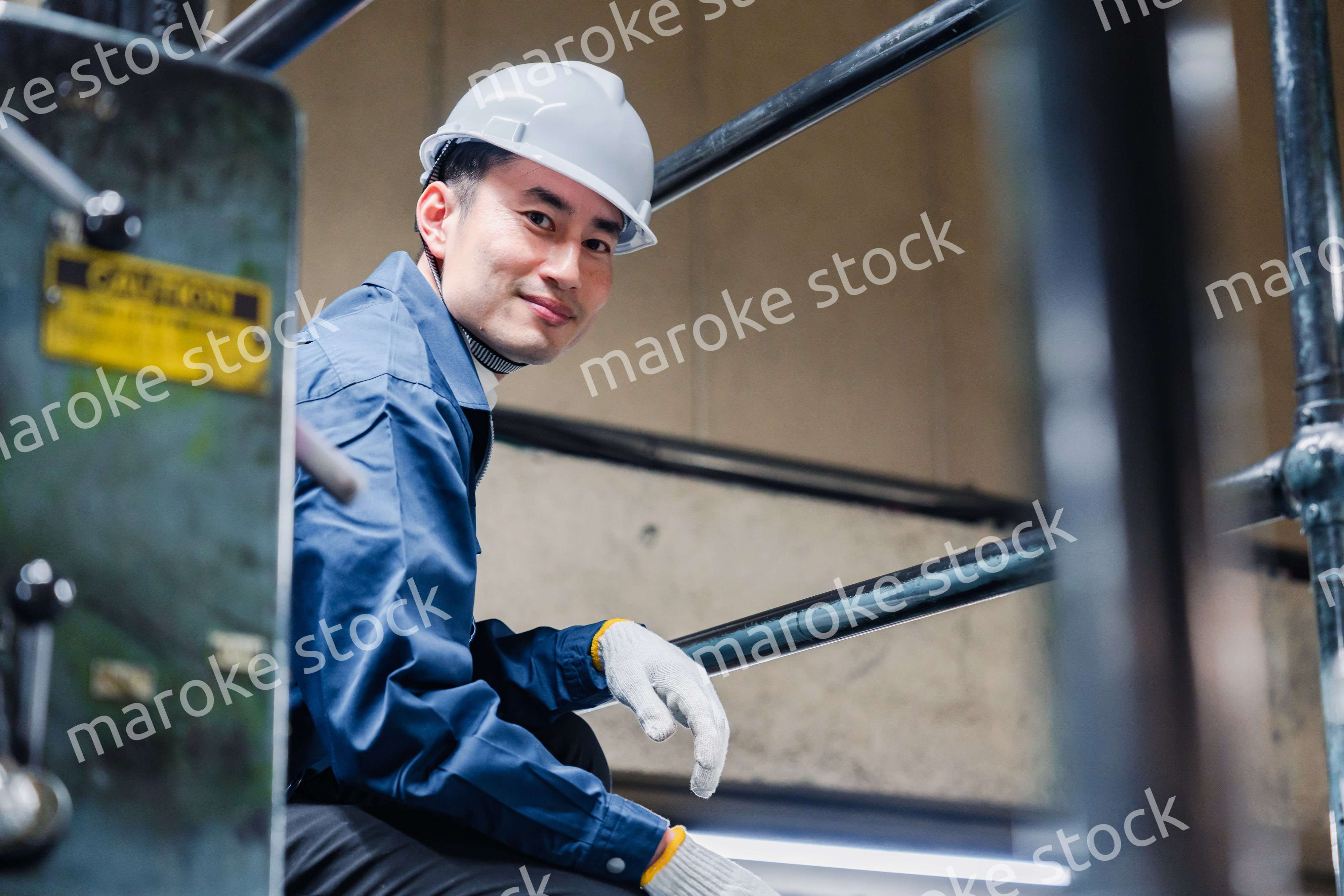 足場で高所作業をする男性作業員