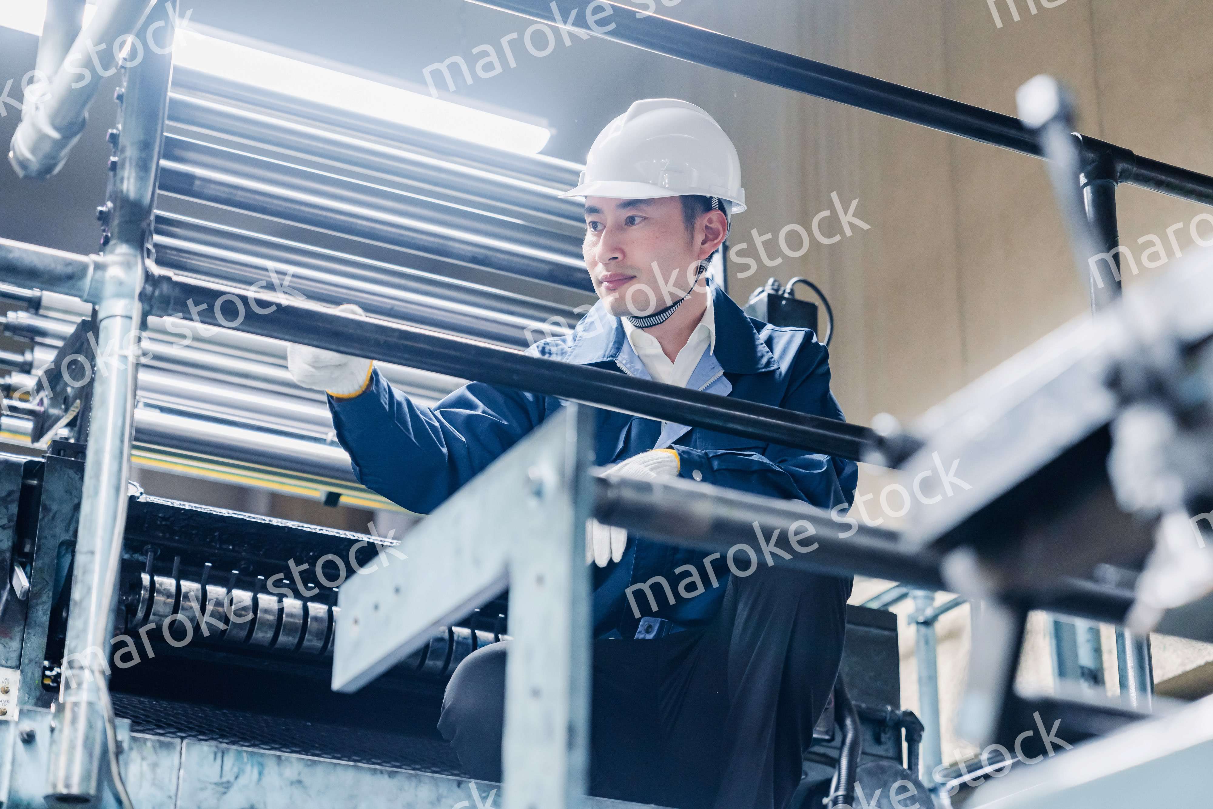 足場で高所作業をする男性作業員