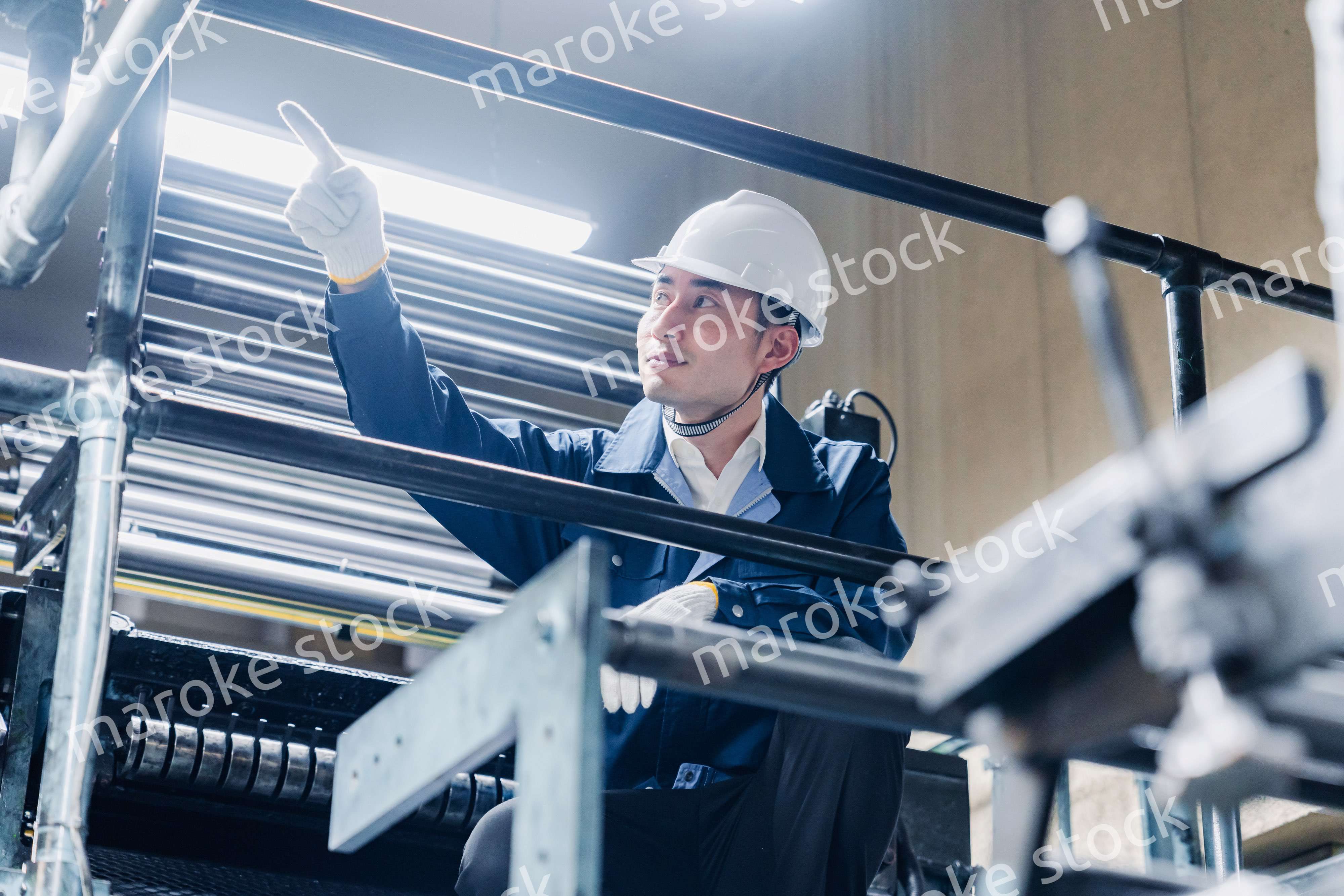 足場で高所作業をする男性作業員