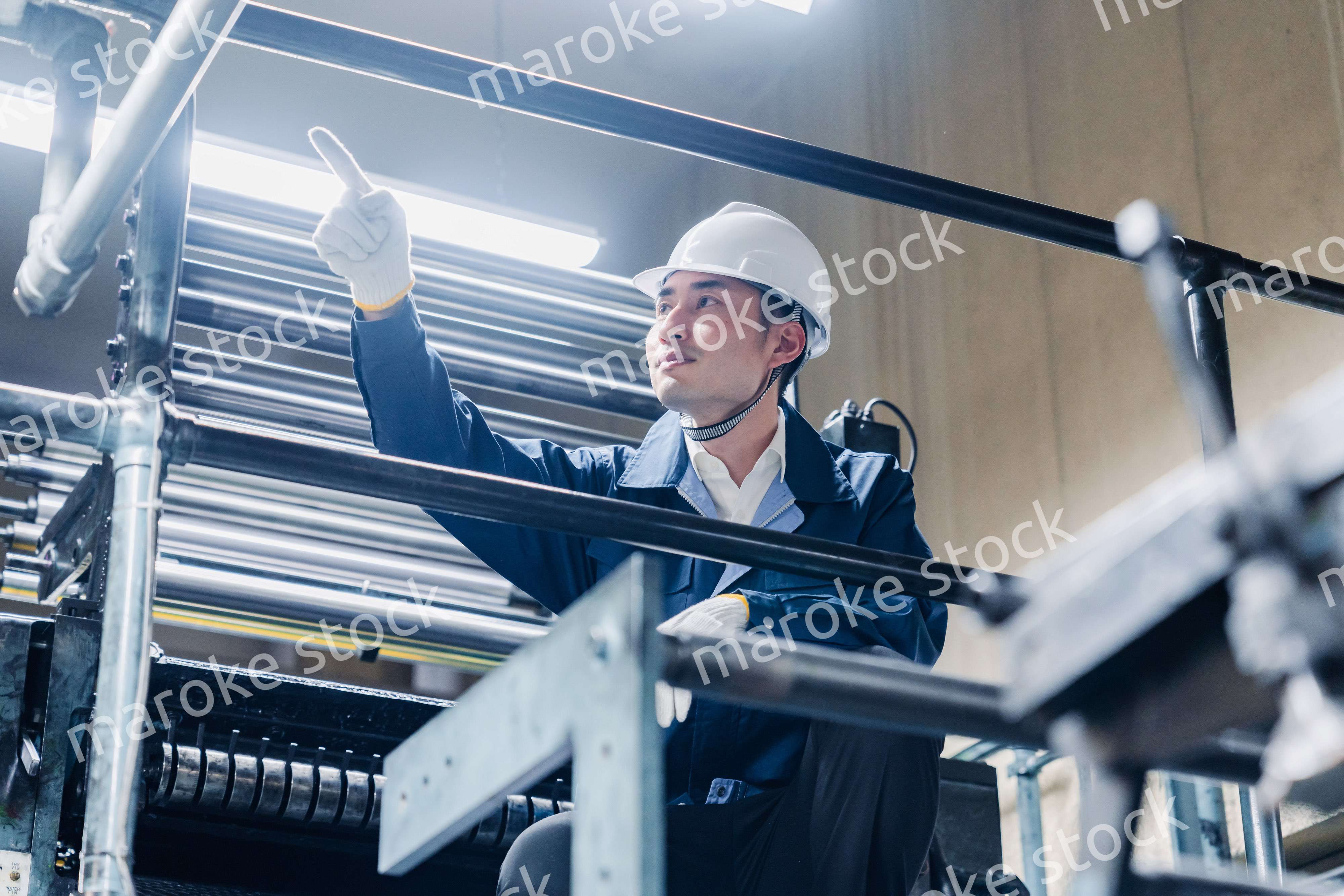 足場で高所作業をする男性作業員