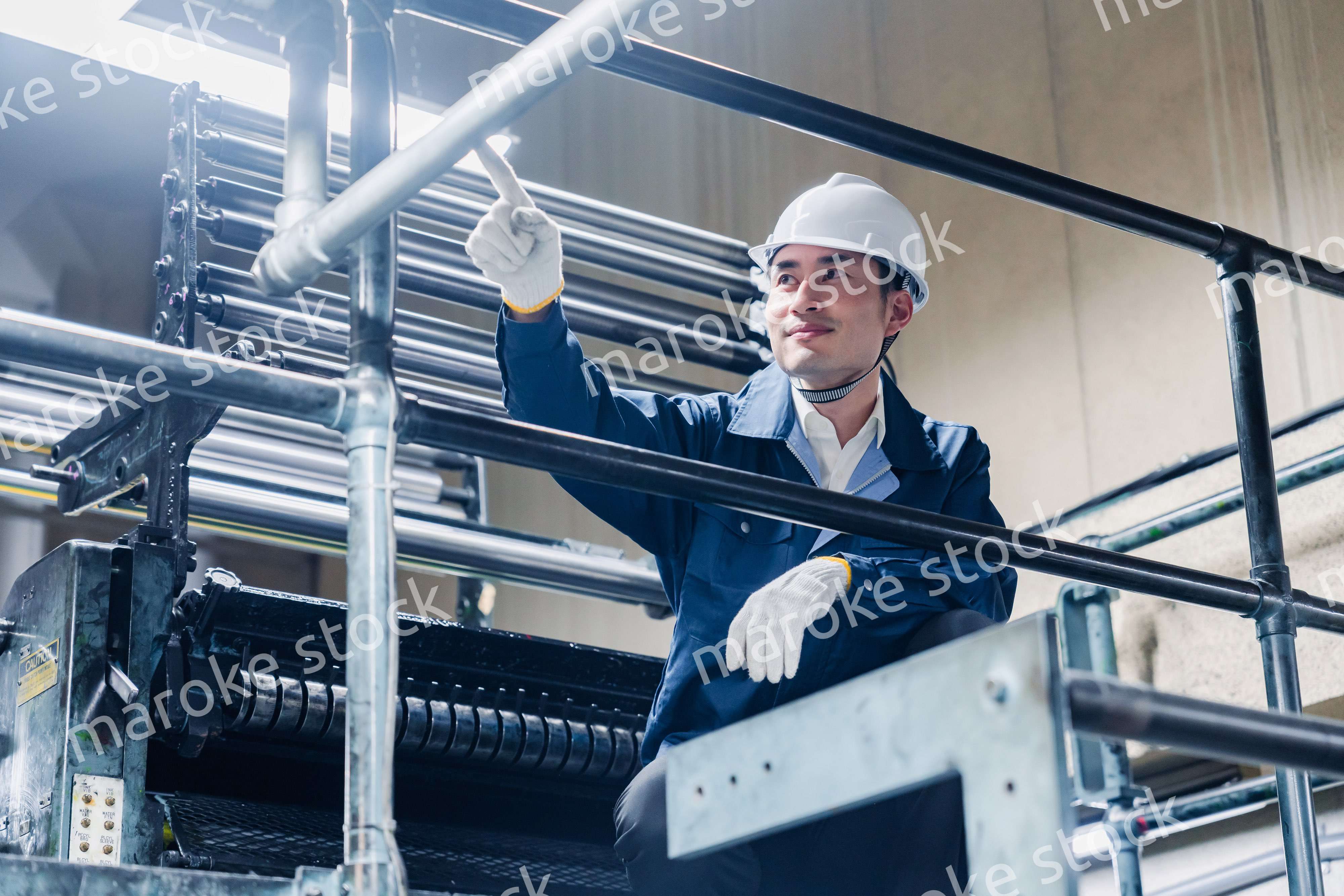 足場で高所作業をする男性作業員