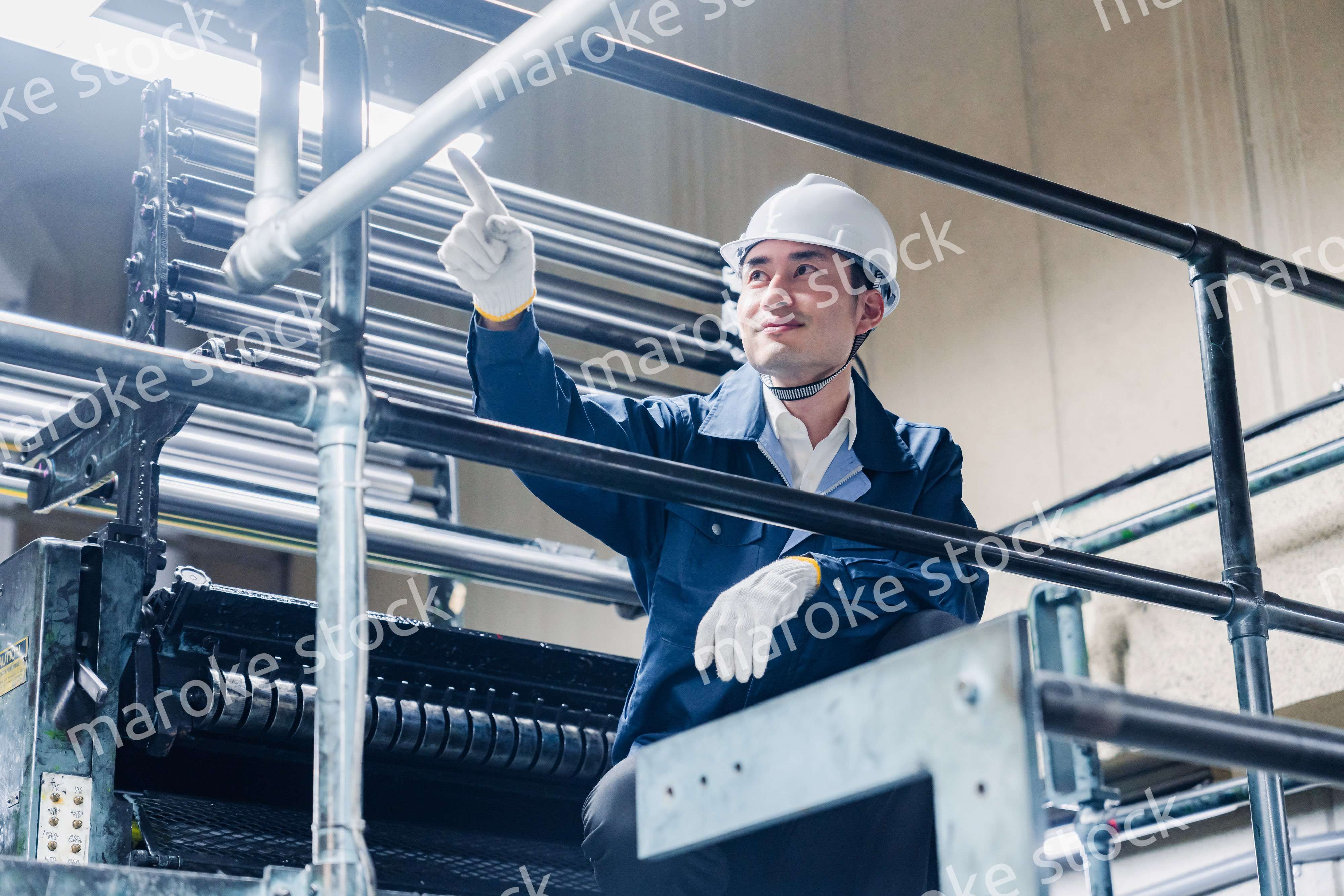 足場で高所作業をする男性作業員