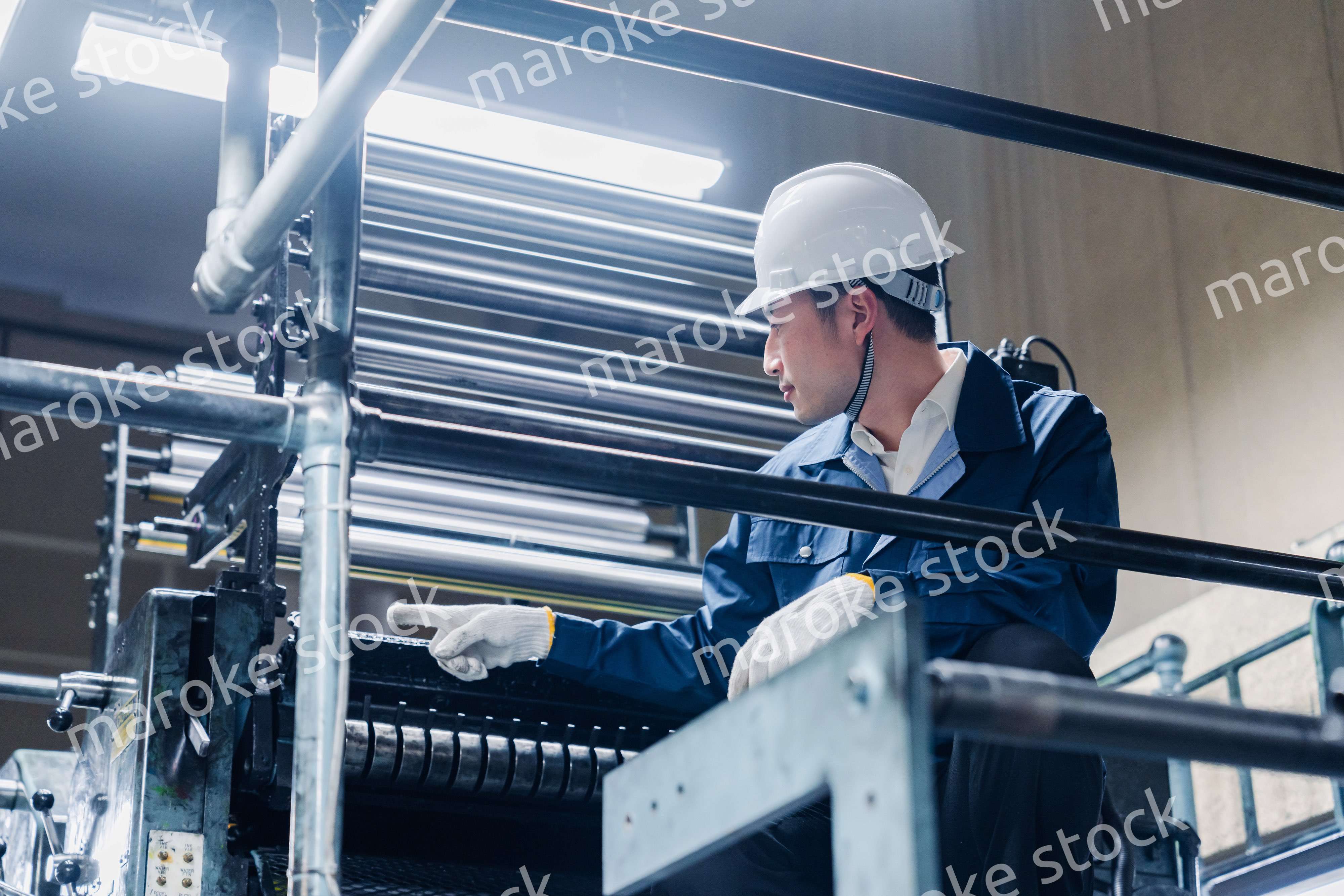 足場で高所作業をする男性作業員